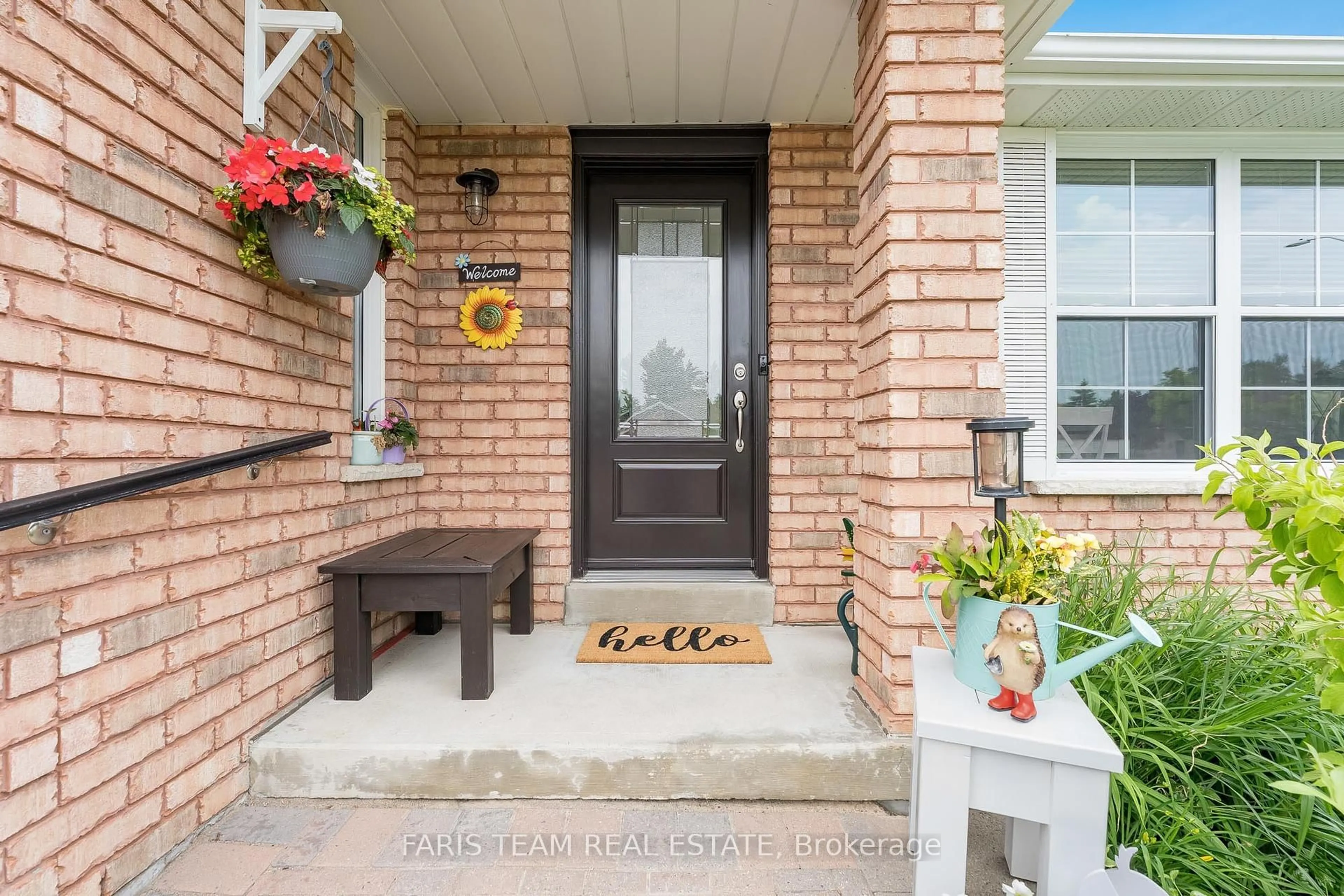 Indoor entryway for 302 Cox Mill Rd, Barrie Ontario L4N 8V3
