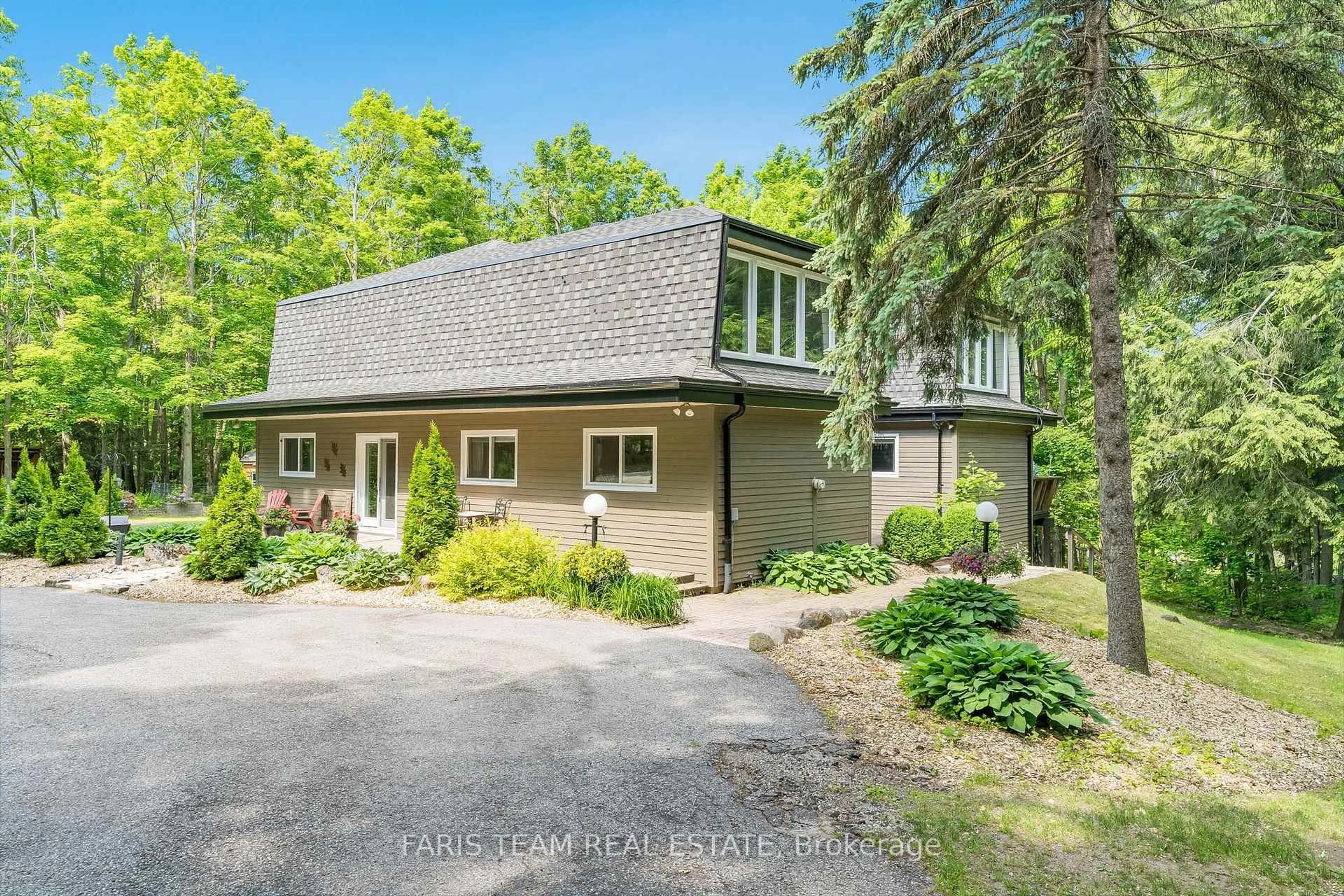 A pic from outside/outdoor area/front of a property/back of a property/a pic from drone, unknown for 2 Woodland Cres, Oro-Medonte Ontario L4M 4Y8