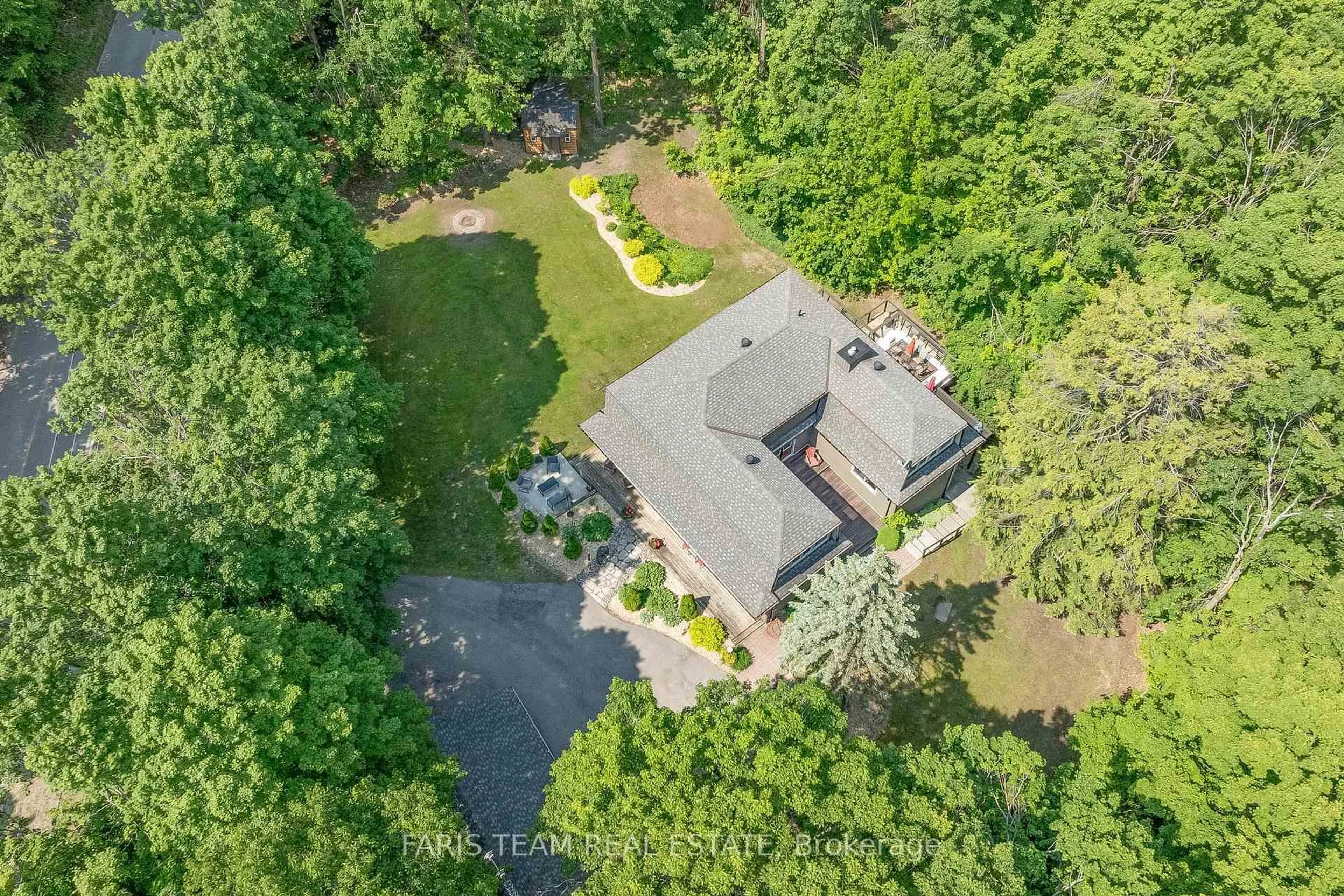 A pic from outside/outdoor area/front of a property/back of a property/a pic from drone, unknown for 2 Woodland Cres, Oro-Medonte Ontario L4M 4Y8