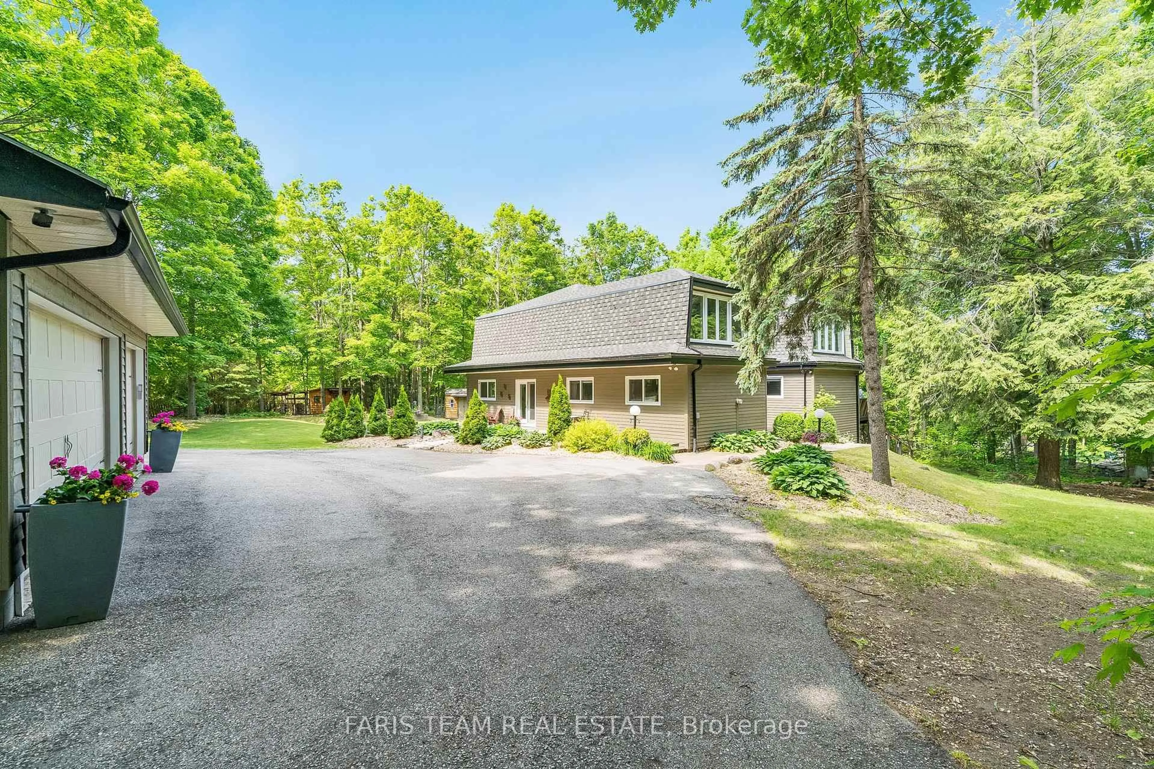A pic from outside/outdoor area/front of a property/back of a property/a pic from drone, unknown for 2 Woodland Cres, Oro-Medonte Ontario L4M 4Y8
