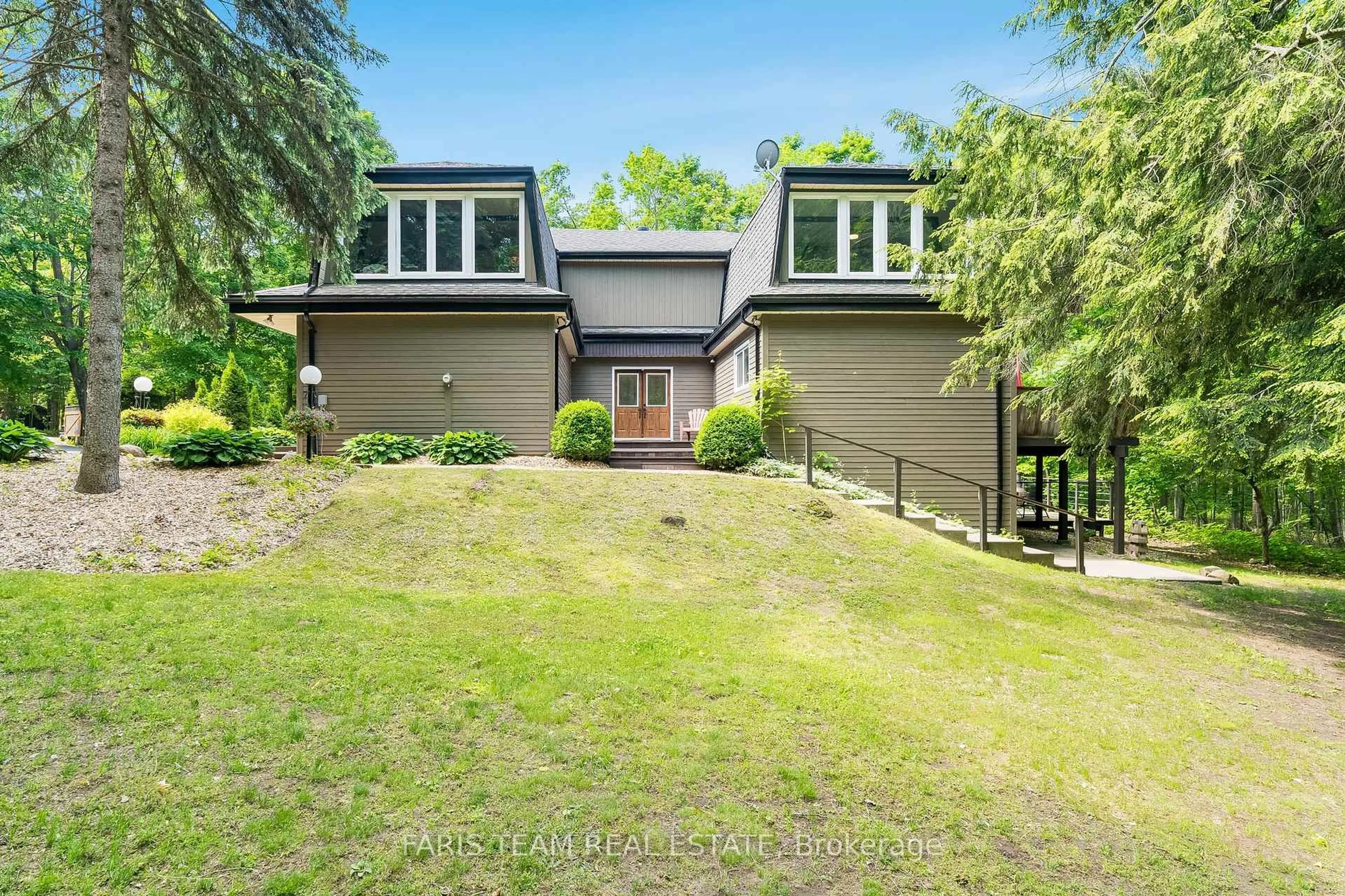 A pic from outside/outdoor area/front of a property/back of a property/a pic from drone, street for 2 Woodland Cres, Oro-Medonte Ontario L4M 4Y8