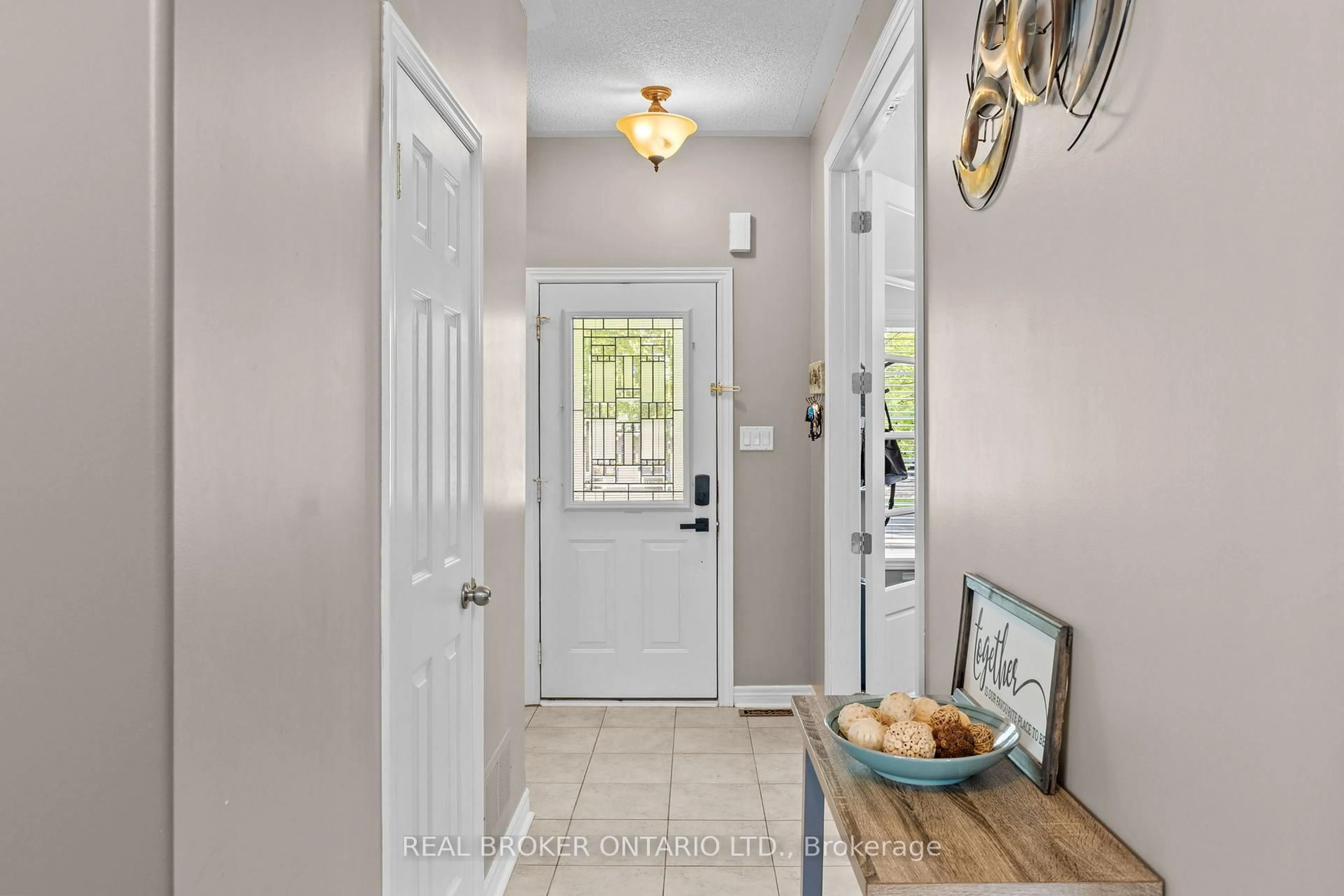 Indoor entryway for 17 CRANBERRY Lane, Barrie Ontario L4N 0Z1