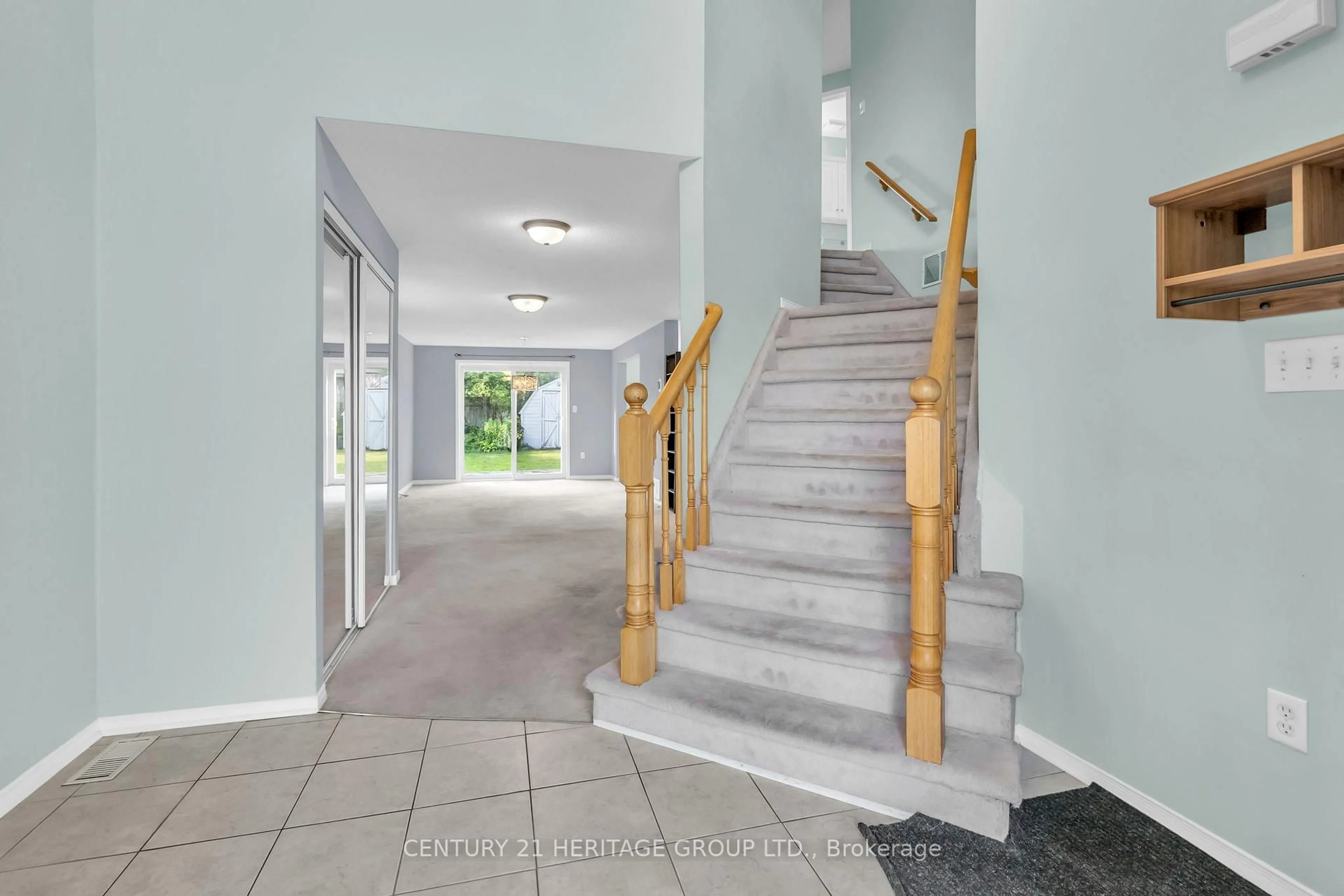 Indoor foyer for 10 Clute Cres, Barrie Ontario L4N 8S7