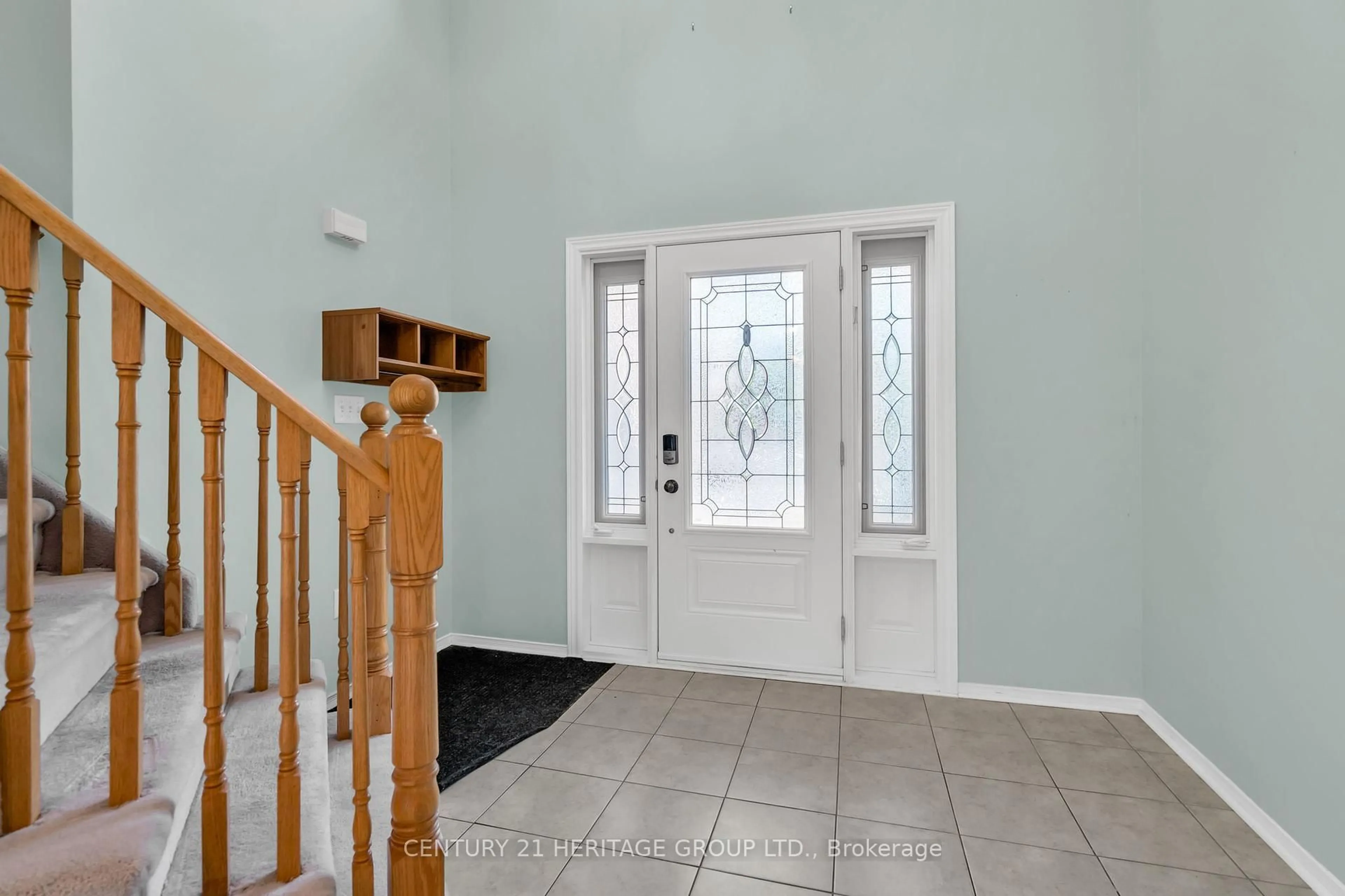 Indoor entryway for 10 Clute Cres, Barrie Ontario L4N 8S7
