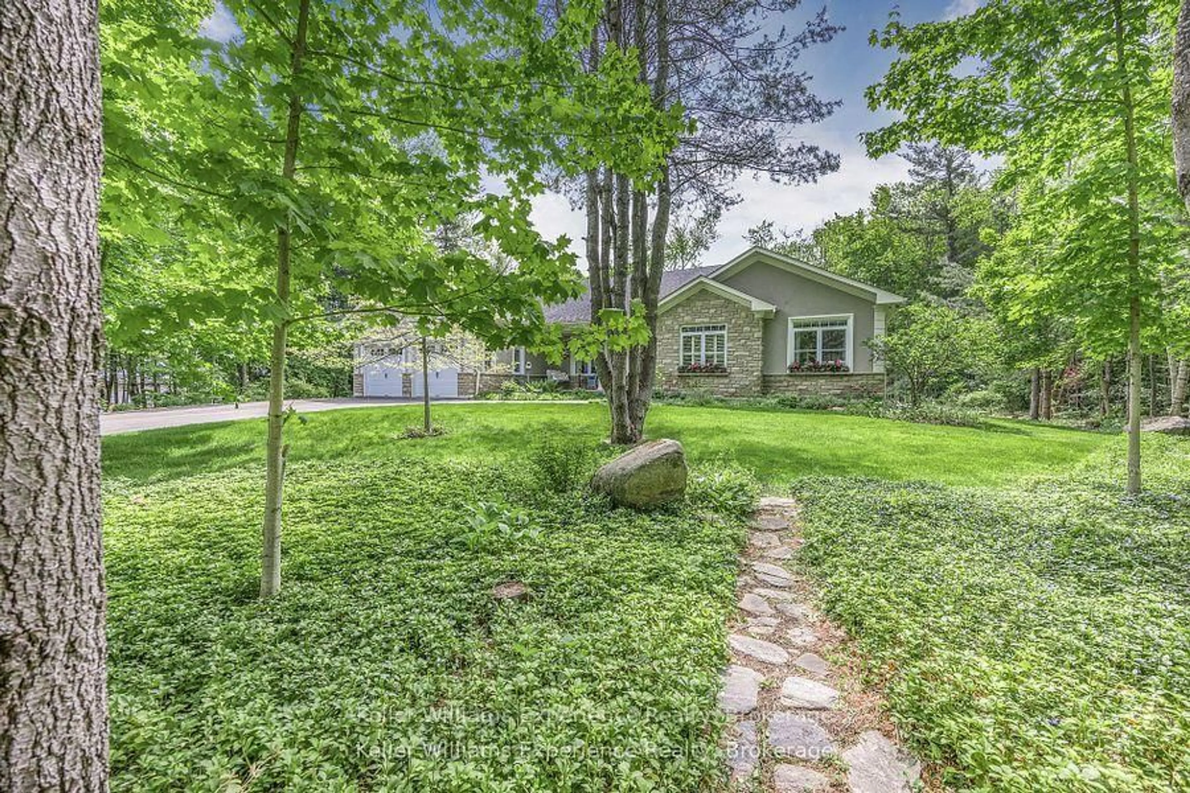 Patio, street for 4043 Jilem Crt, Severn Ontario L3V 0E8