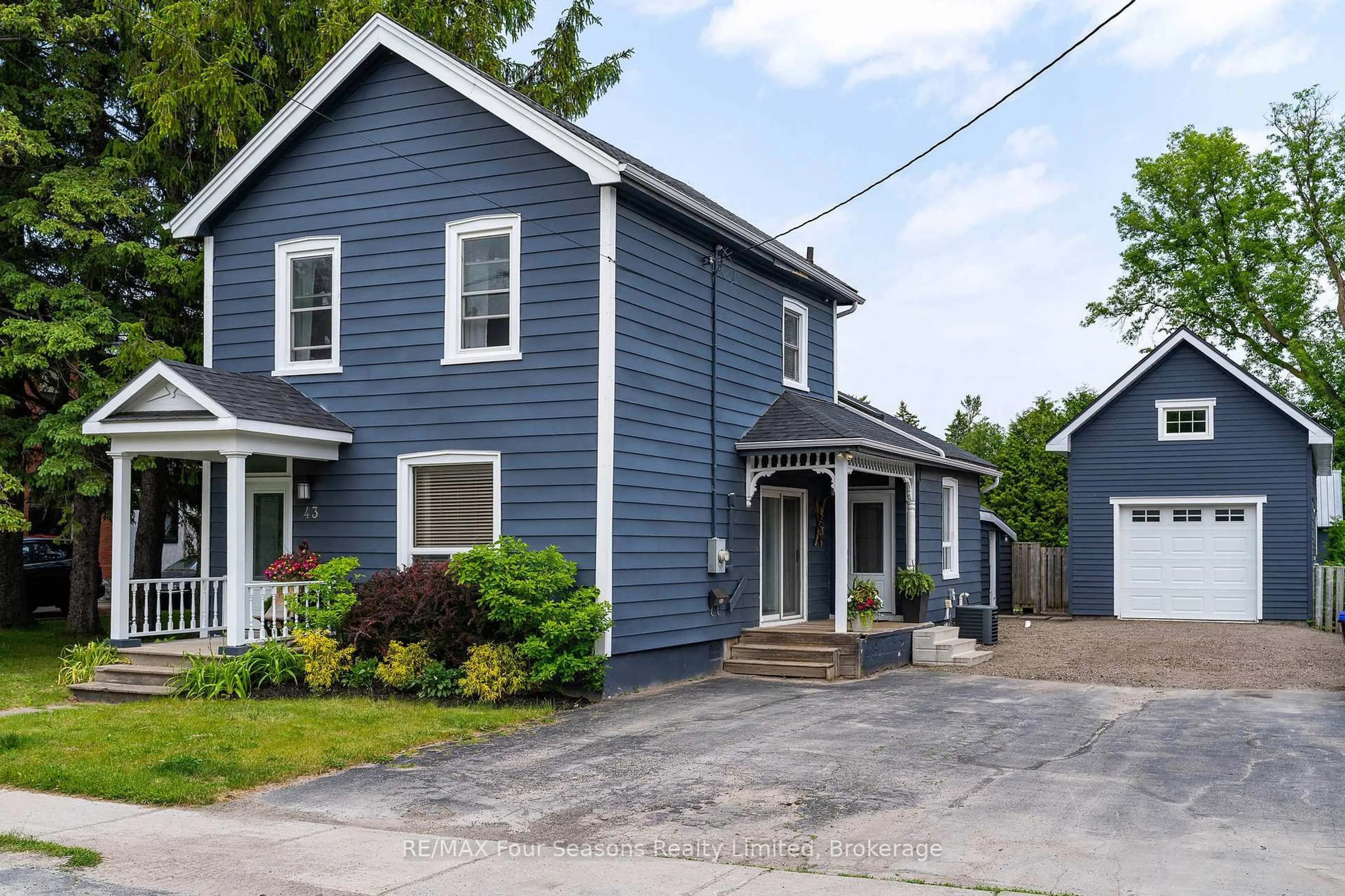 Home with vinyl exterior material, street for 43 Cedar St, Collingwood Ontario L9Y 3A4
