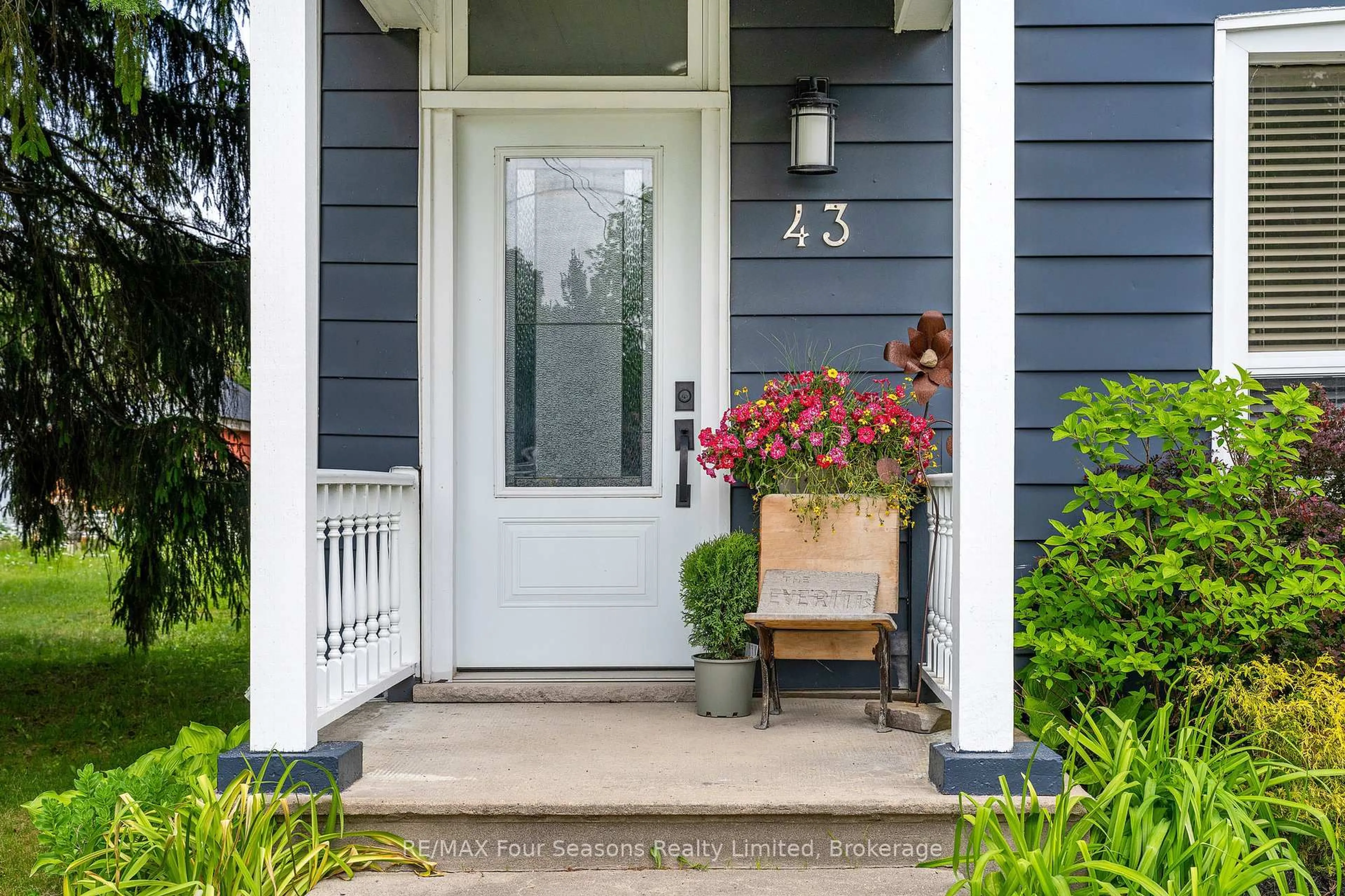 Indoor entryway for 43 Cedar St, Collingwood Ontario L9Y 3A4