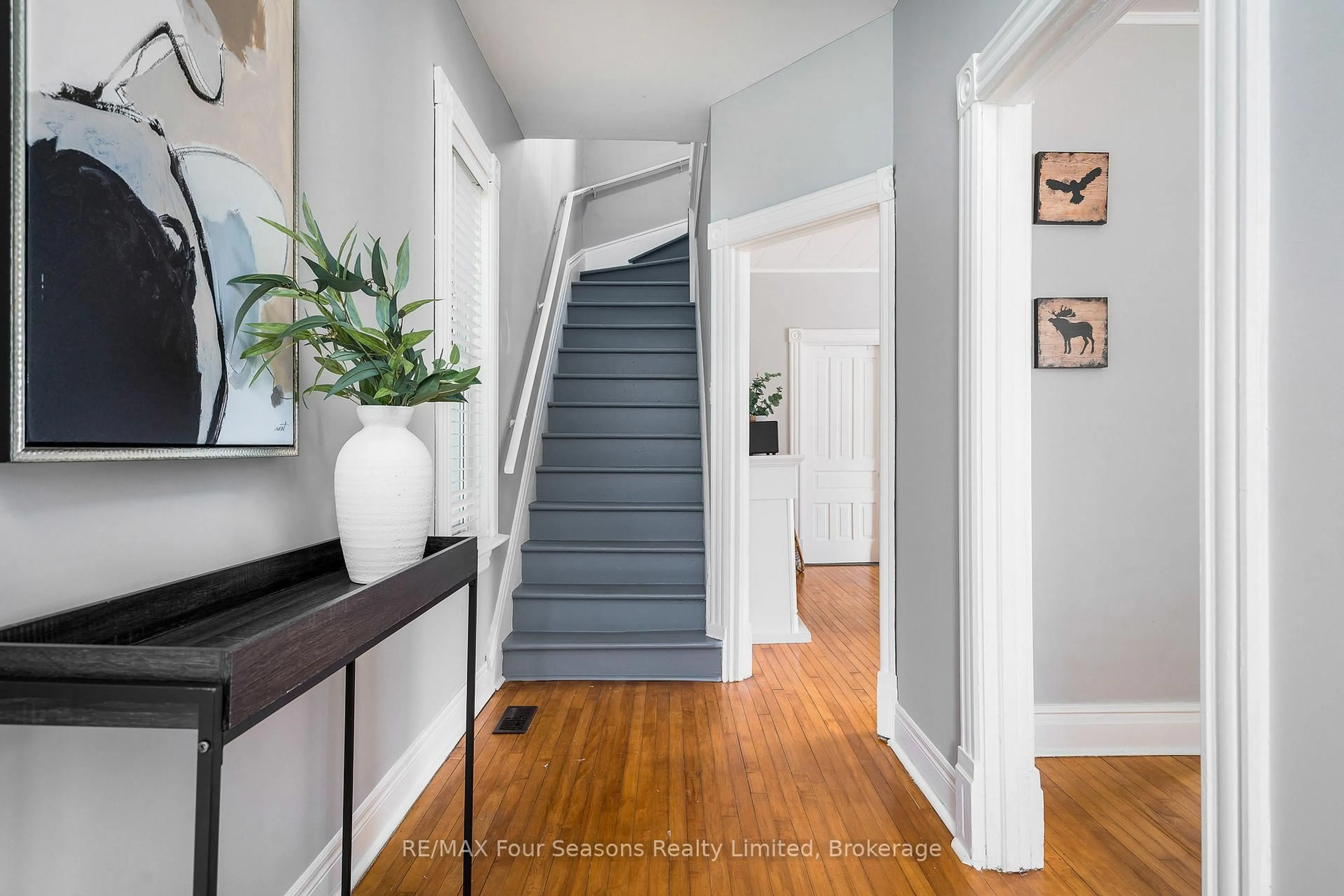 Indoor entryway for 43 Cedar St, Collingwood Ontario L9Y 3A4