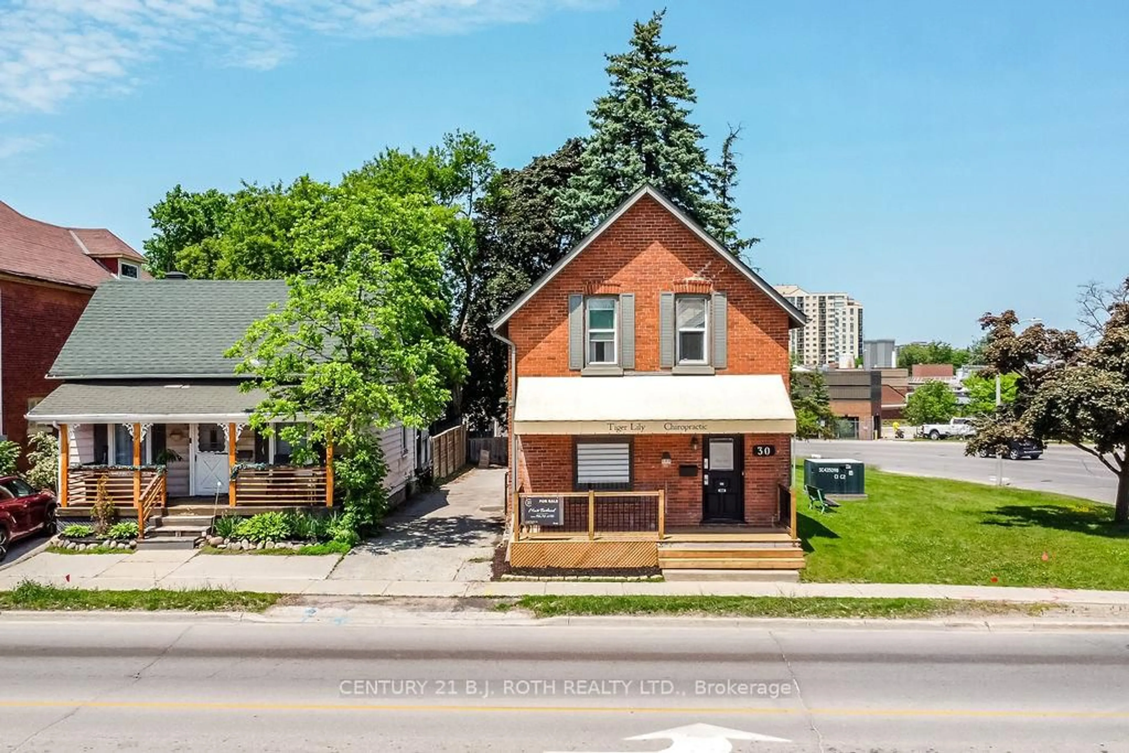 A pic from outside/outdoor area/front of a property/back of a property/a pic from drone, street for 30 Tiffin St, Barrie Ontario L4N 2M7