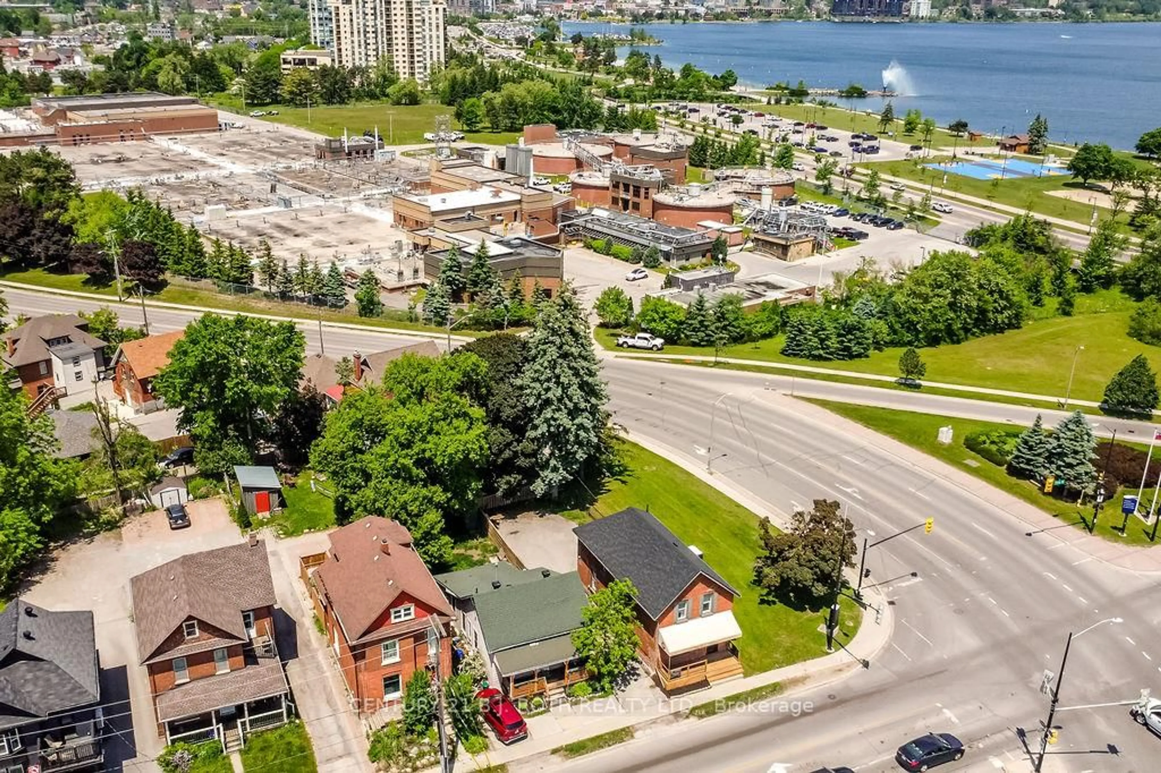 A pic from outside/outdoor area/front of a property/back of a property/a pic from drone, unknown for 30 Tiffin St, Barrie Ontario L4N 2M7