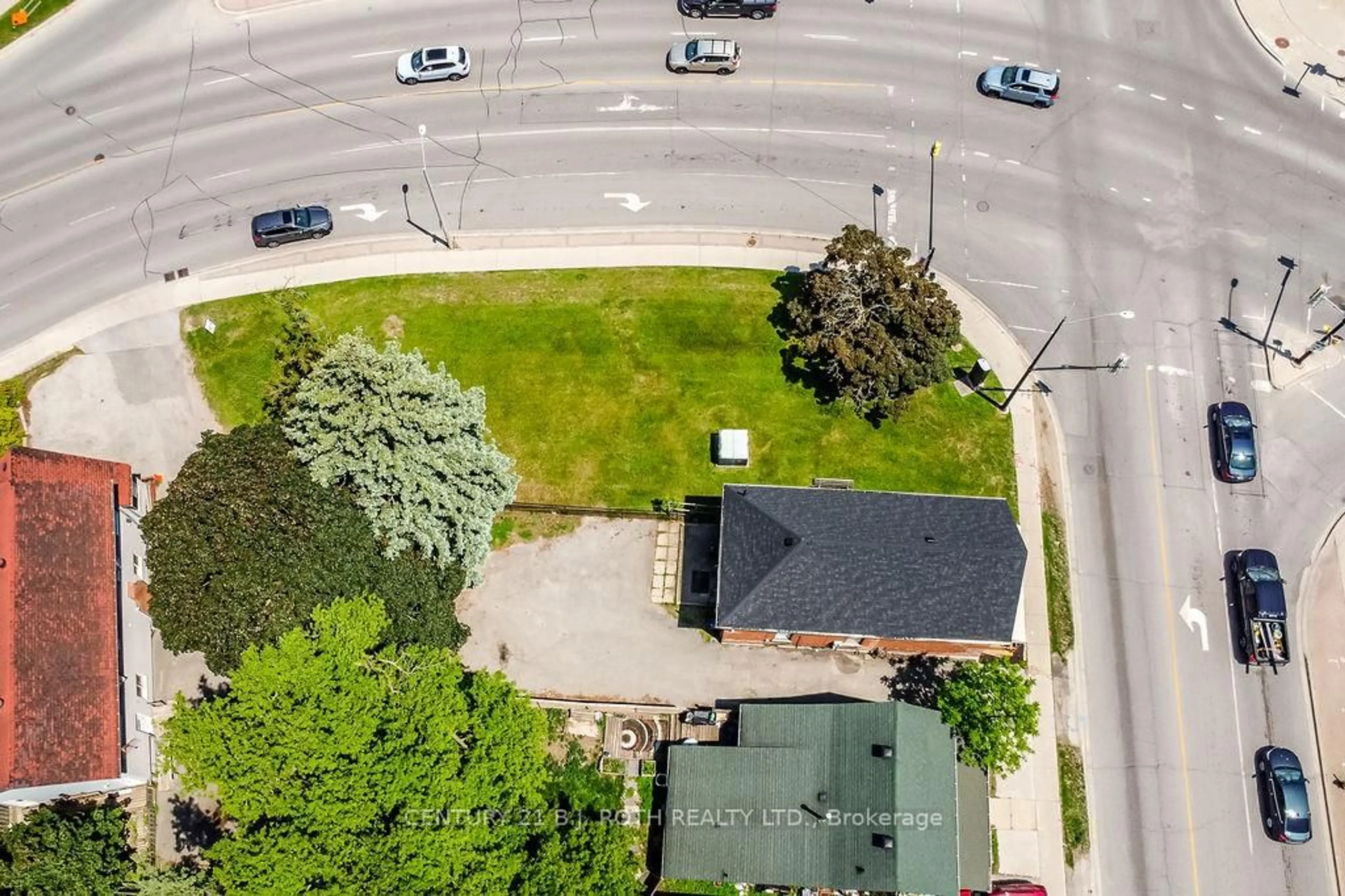 A pic from outside/outdoor area/front of a property/back of a property/a pic from drone, street for 30 Tiffin St, Barrie Ontario L4N 2M7