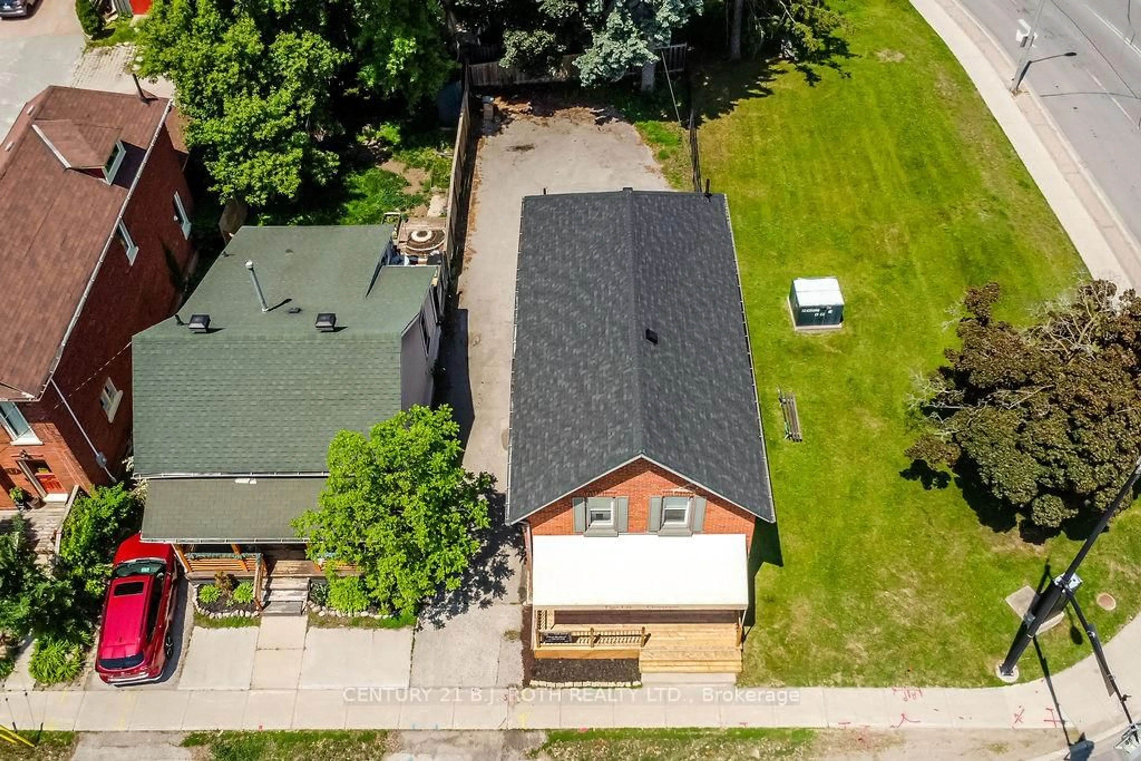 A pic from outside/outdoor area/front of a property/back of a property/a pic from drone, street for 30 Tiffin St, Barrie Ontario L4N 2M7