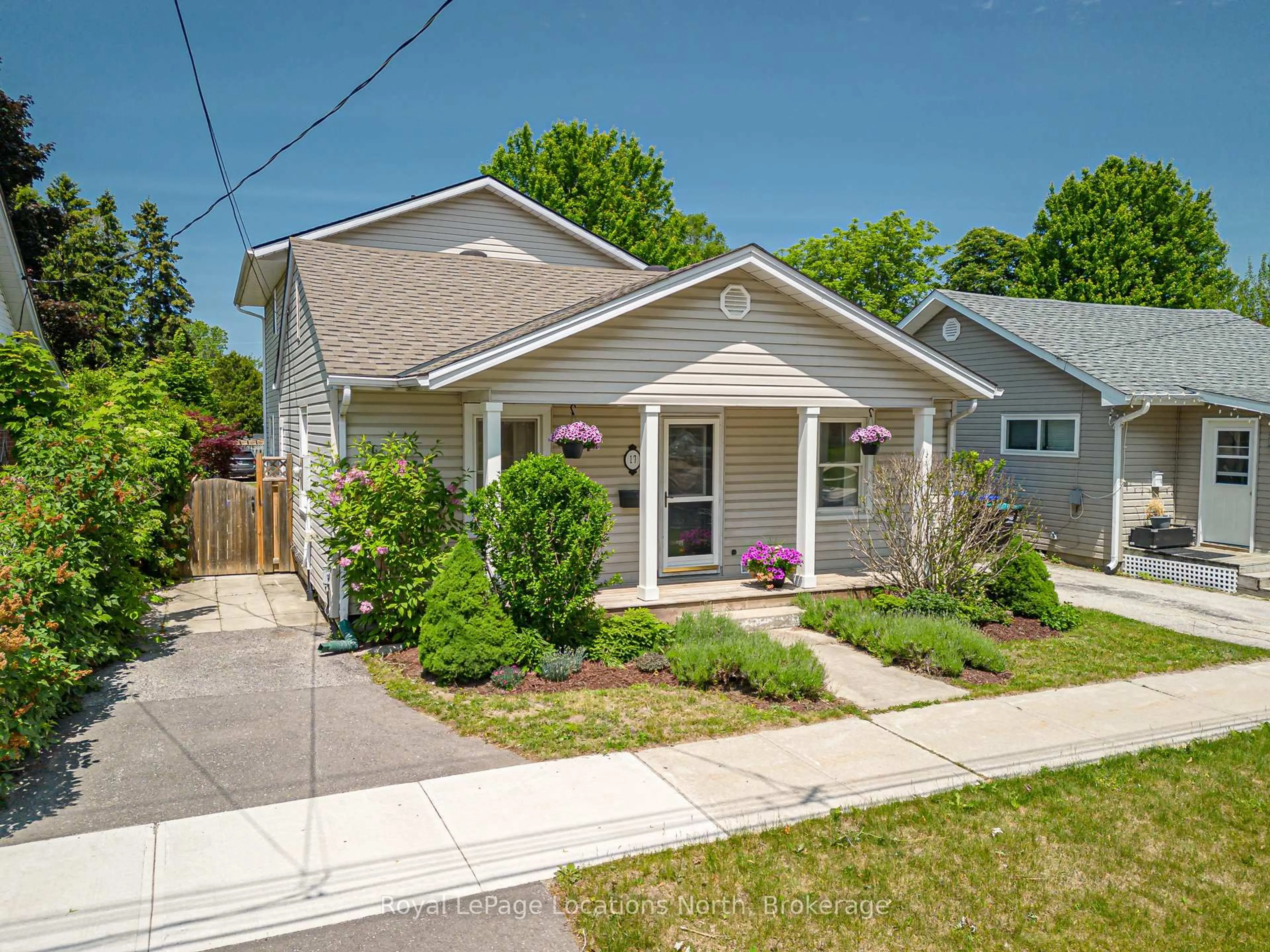 Home with vinyl exterior material, street for 17 Ninth St, Collingwood Ontario L9Y 2E9
