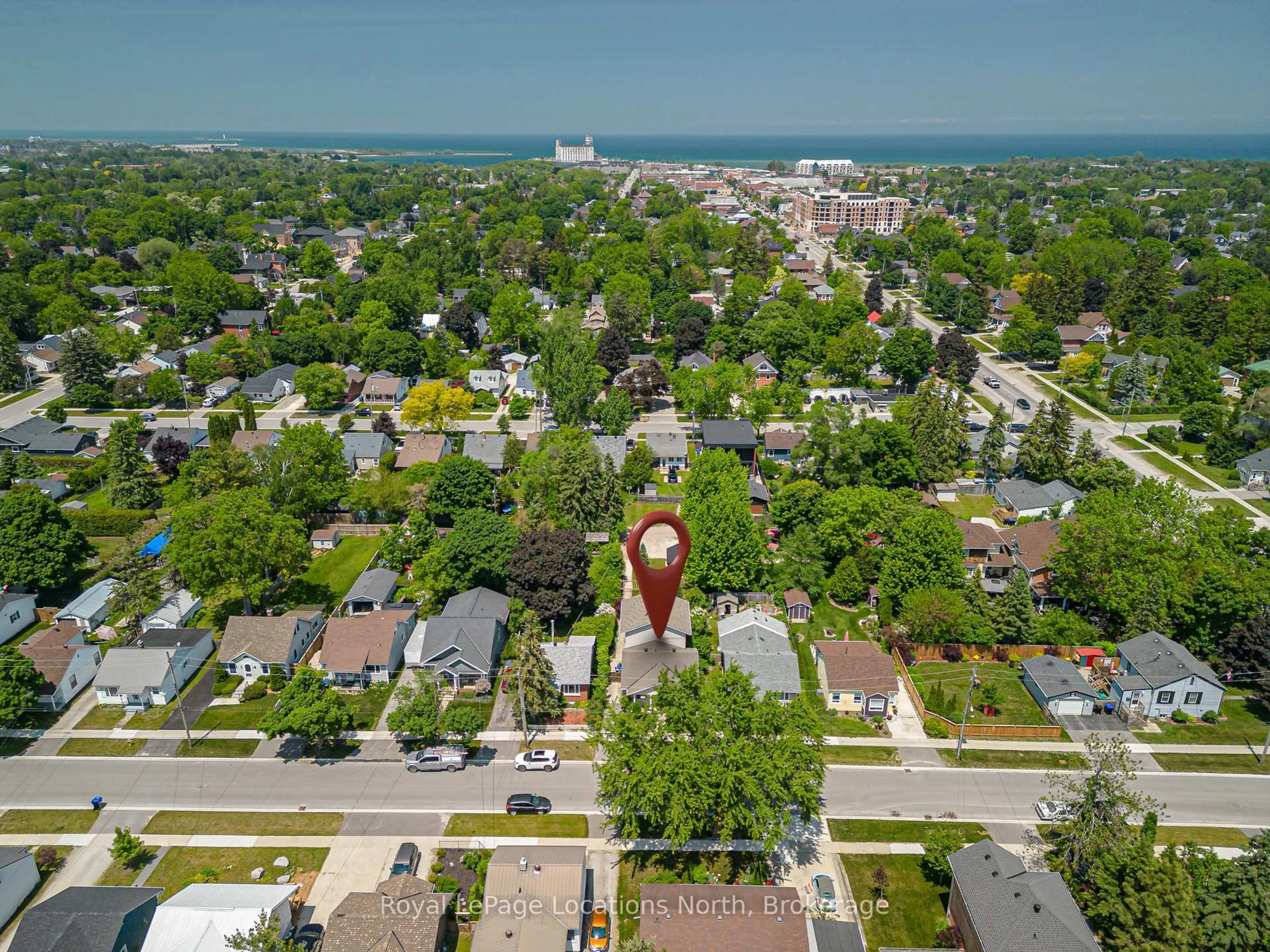 A pic from outside/outdoor area/front of a property/back of a property/a pic from drone, city buildings view from balcony for 17 Ninth St, Collingwood Ontario L9Y 2E9
