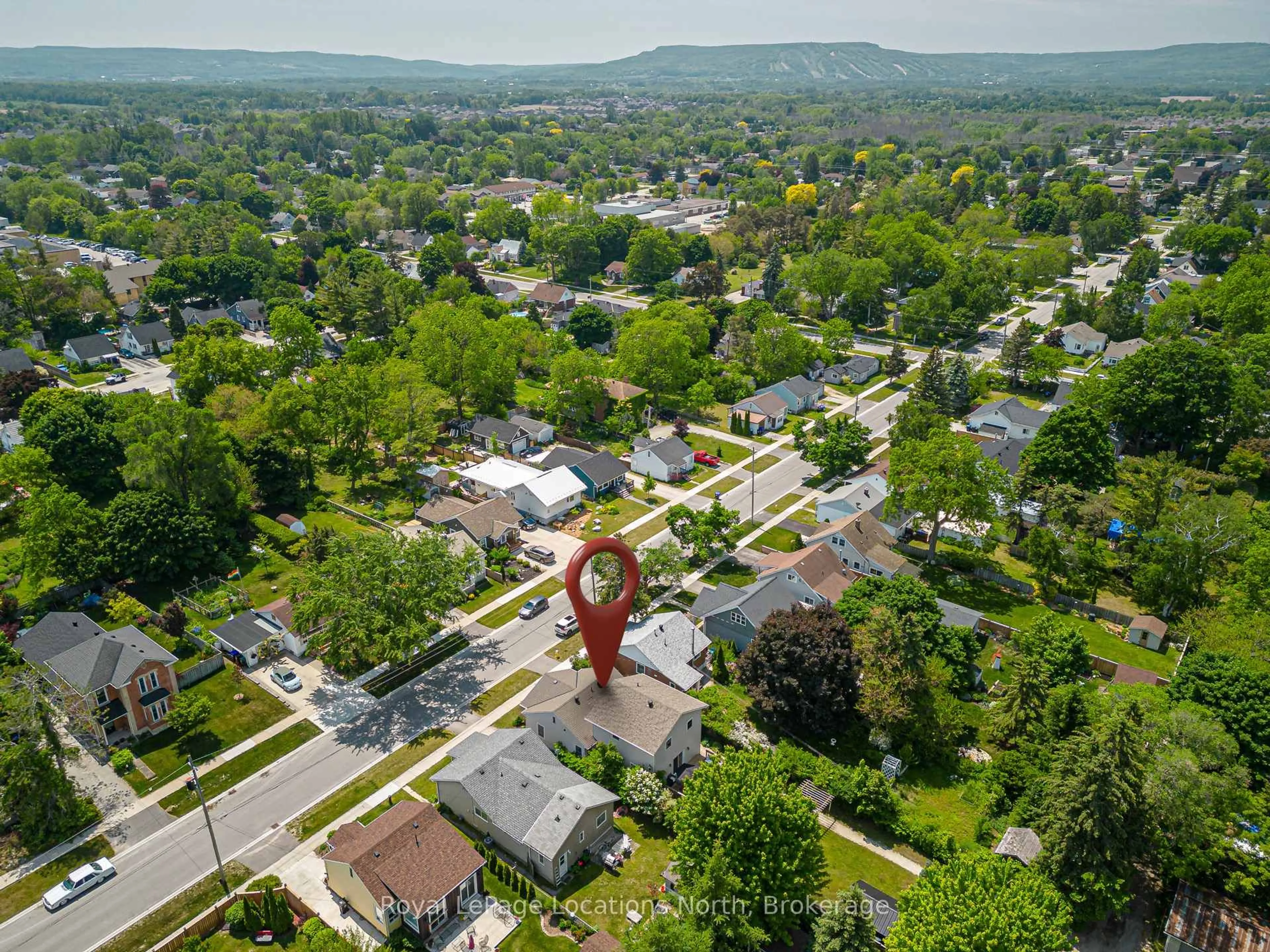 A pic from outside/outdoor area/front of a property/back of a property/a pic from drone, unknown for 17 Ninth St, Collingwood Ontario L9Y 2E9