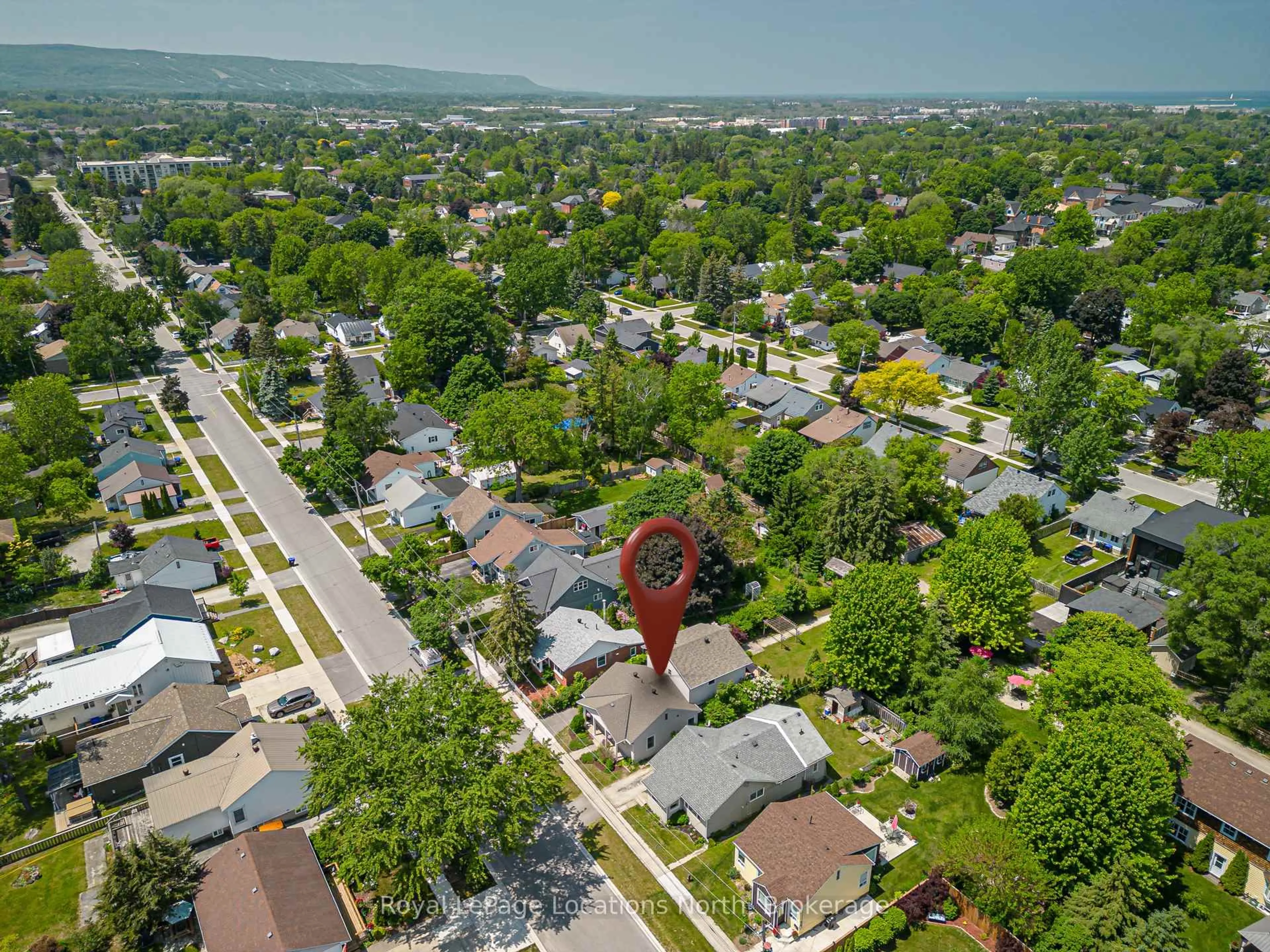 A pic from outside/outdoor area/front of a property/back of a property/a pic from drone, street for 17 Ninth St, Collingwood Ontario L9Y 2E9