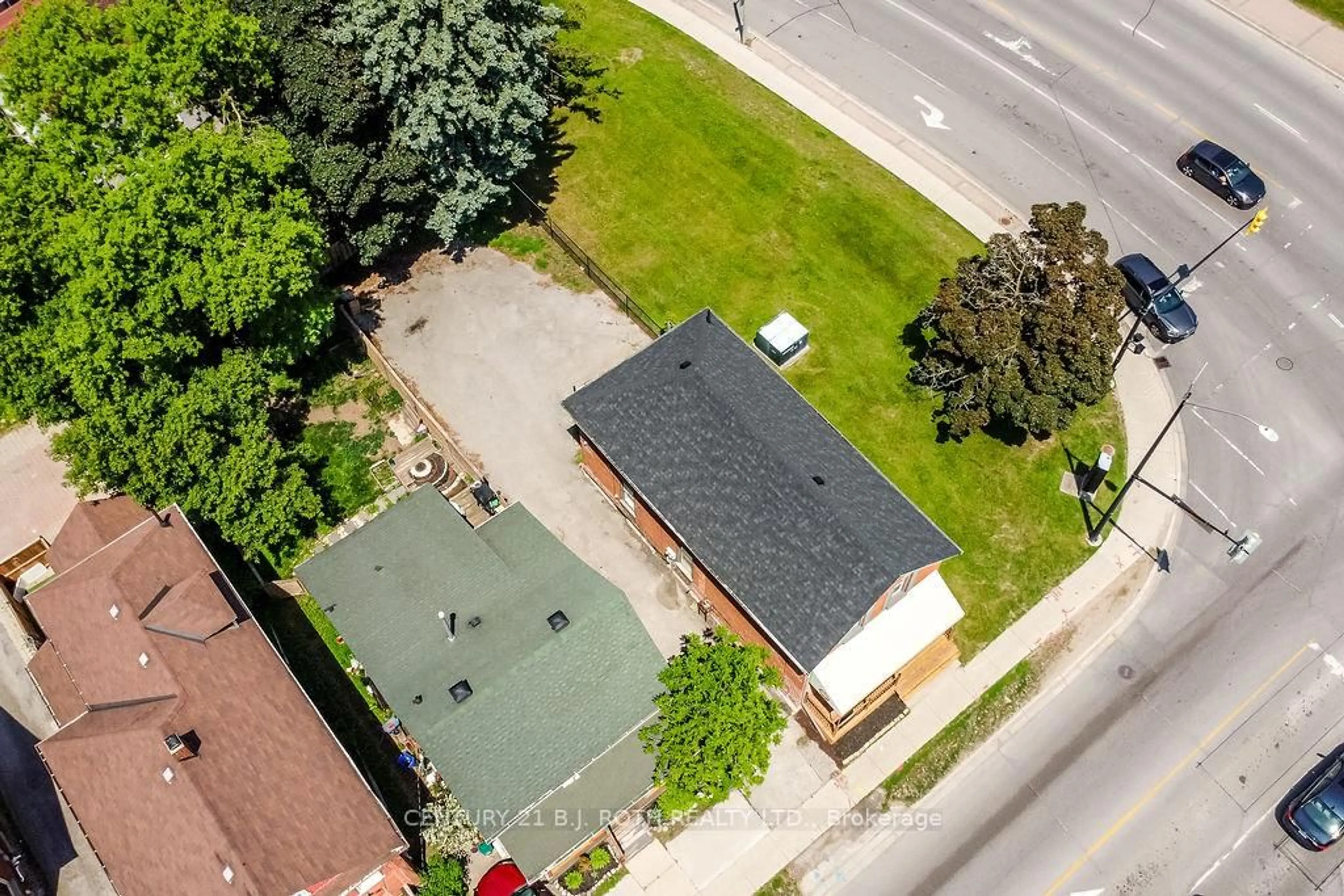 A pic from outside/outdoor area/front of a property/back of a property/a pic from drone, street for 30 TIFFIN St, Barrie Ontario L4N 2M7