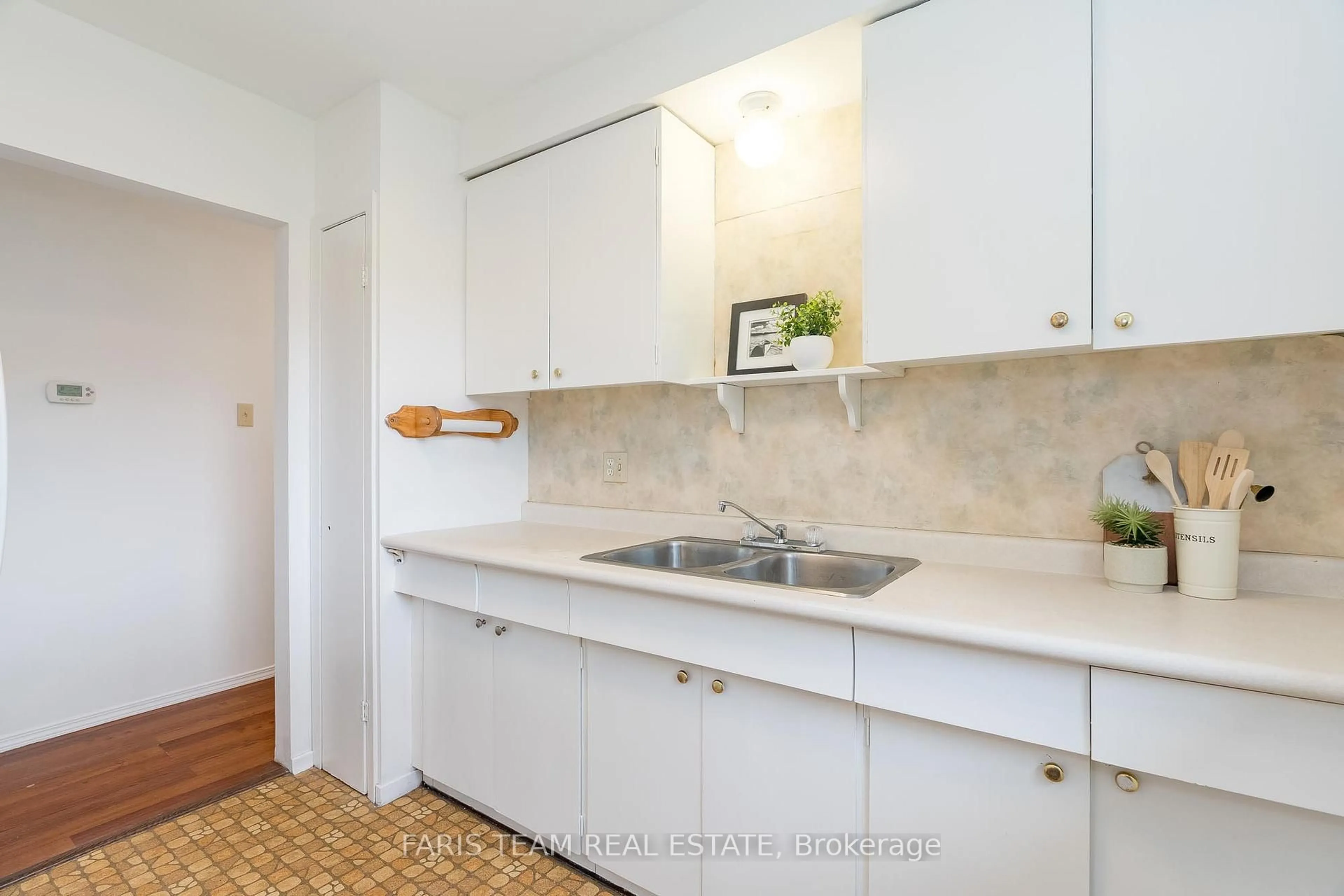 Standard kitchen, unknown for 7515 County Road 91, Clearview Ontario L0M 1S0