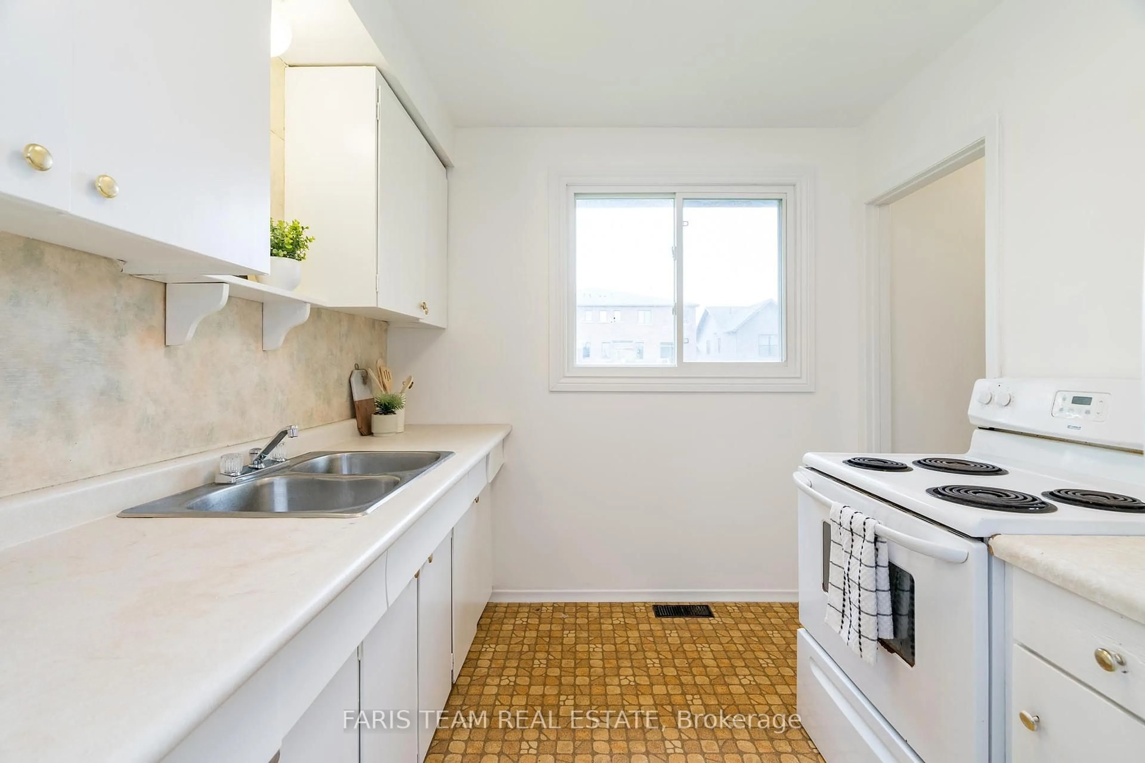 Standard kitchen, ceramic/tile floor for 7515 County Road 91, Clearview Ontario L0M 1S0