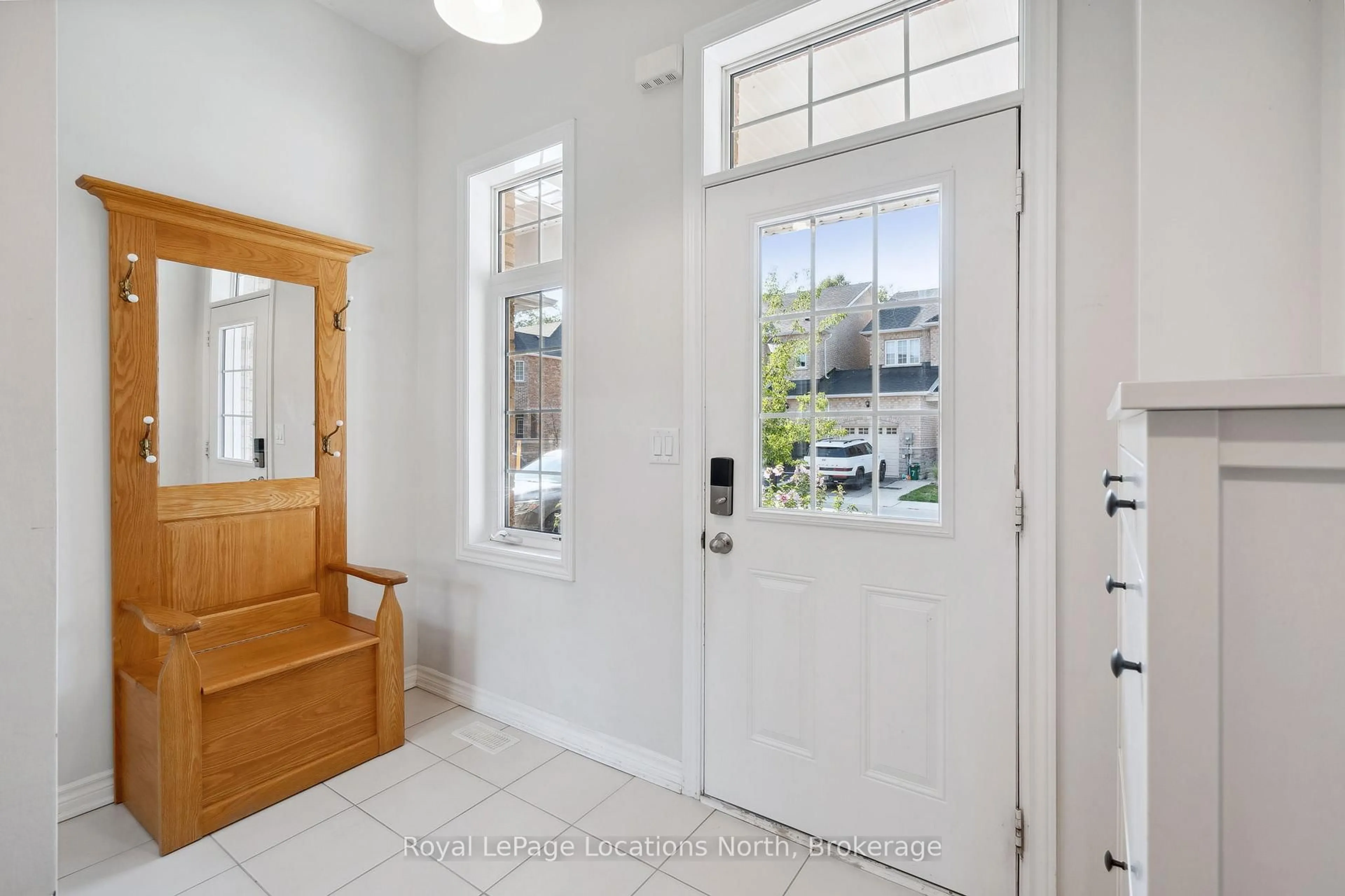 Indoor entryway for 6 BLASI Crt, Wasaga Beach Ontario L9Z 0H3