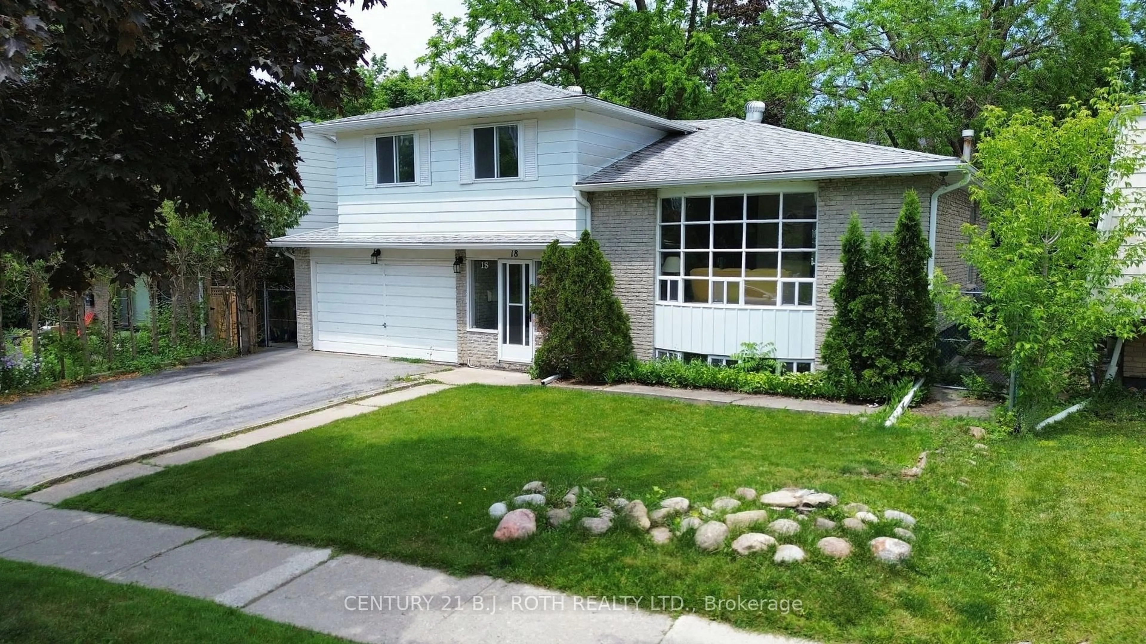 Home with vinyl exterior material, street for 18 INDIAN ARROW Rd, Barrie Ontario L4M 5G3