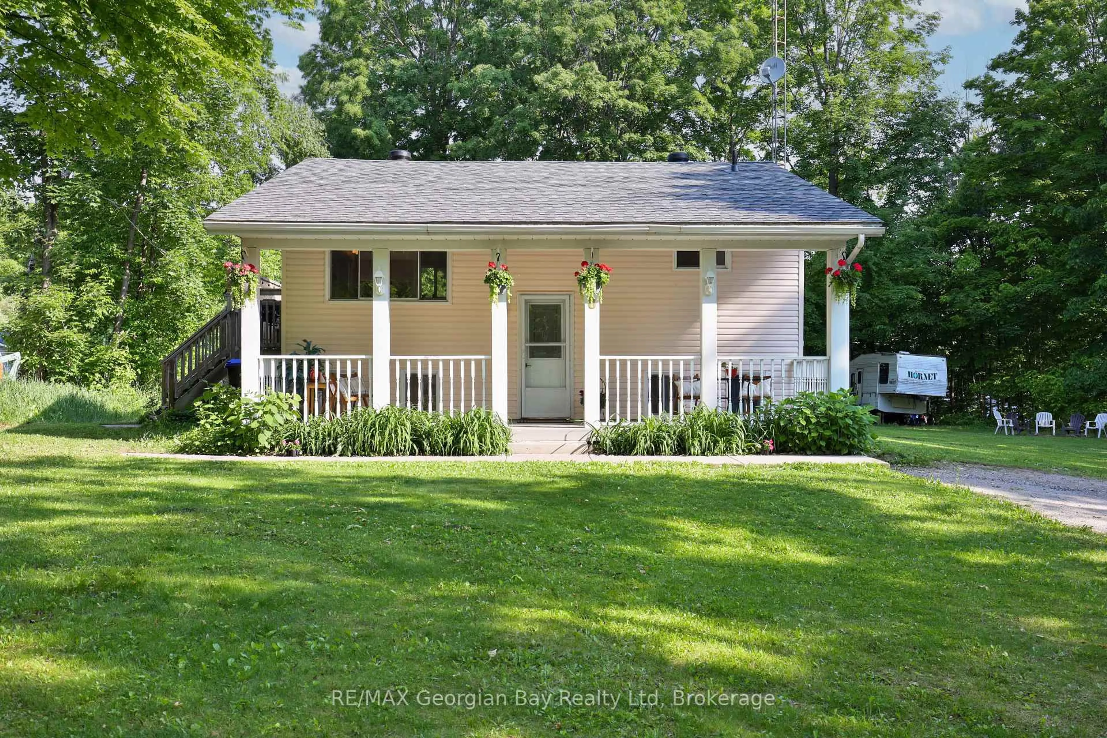 Home with vinyl exterior material, street for 8 ROBIN Crt, Tiny Ontario L9M 0B9