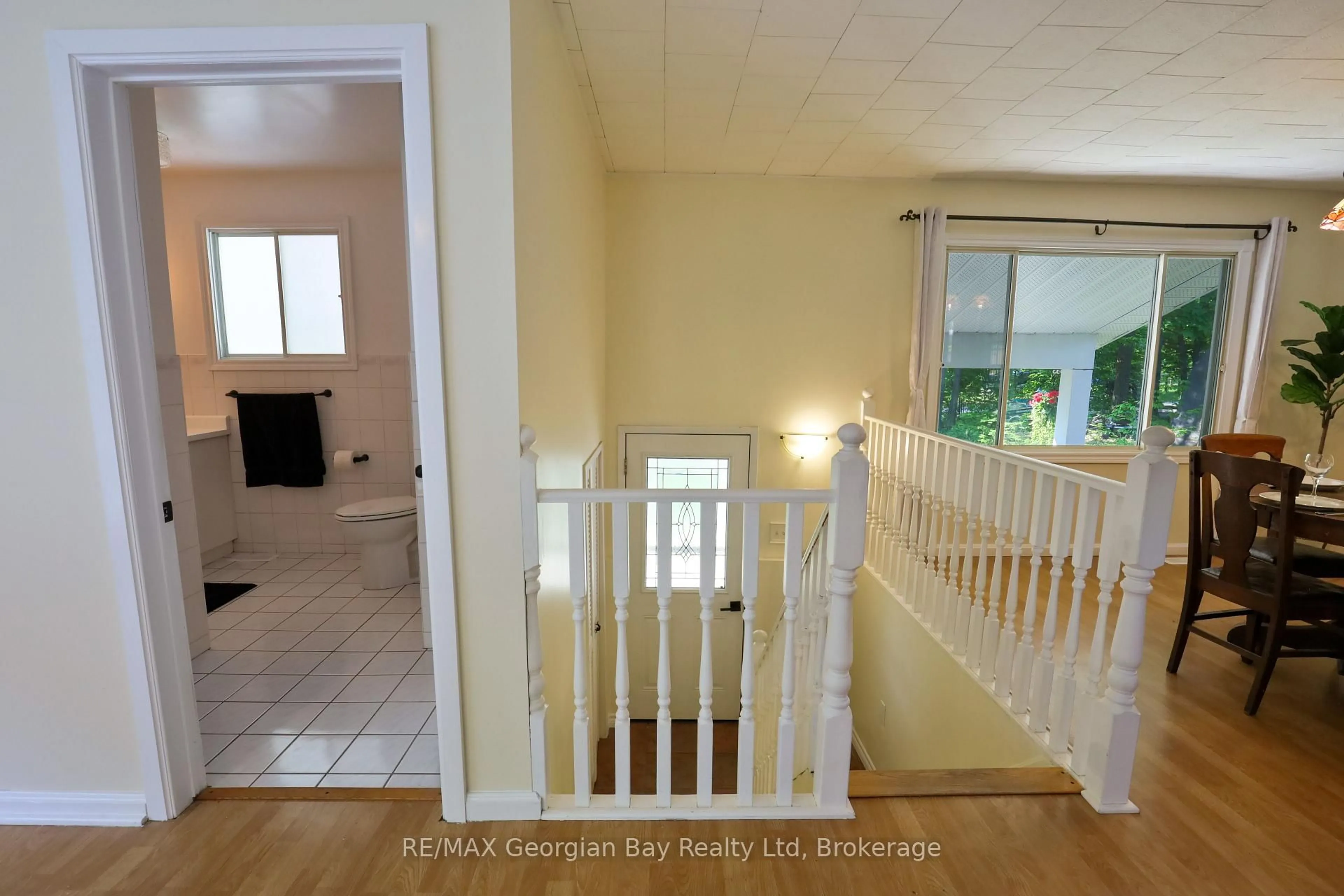 Indoor entryway for 8 ROBIN Crt, Tiny Ontario L9M 0B9