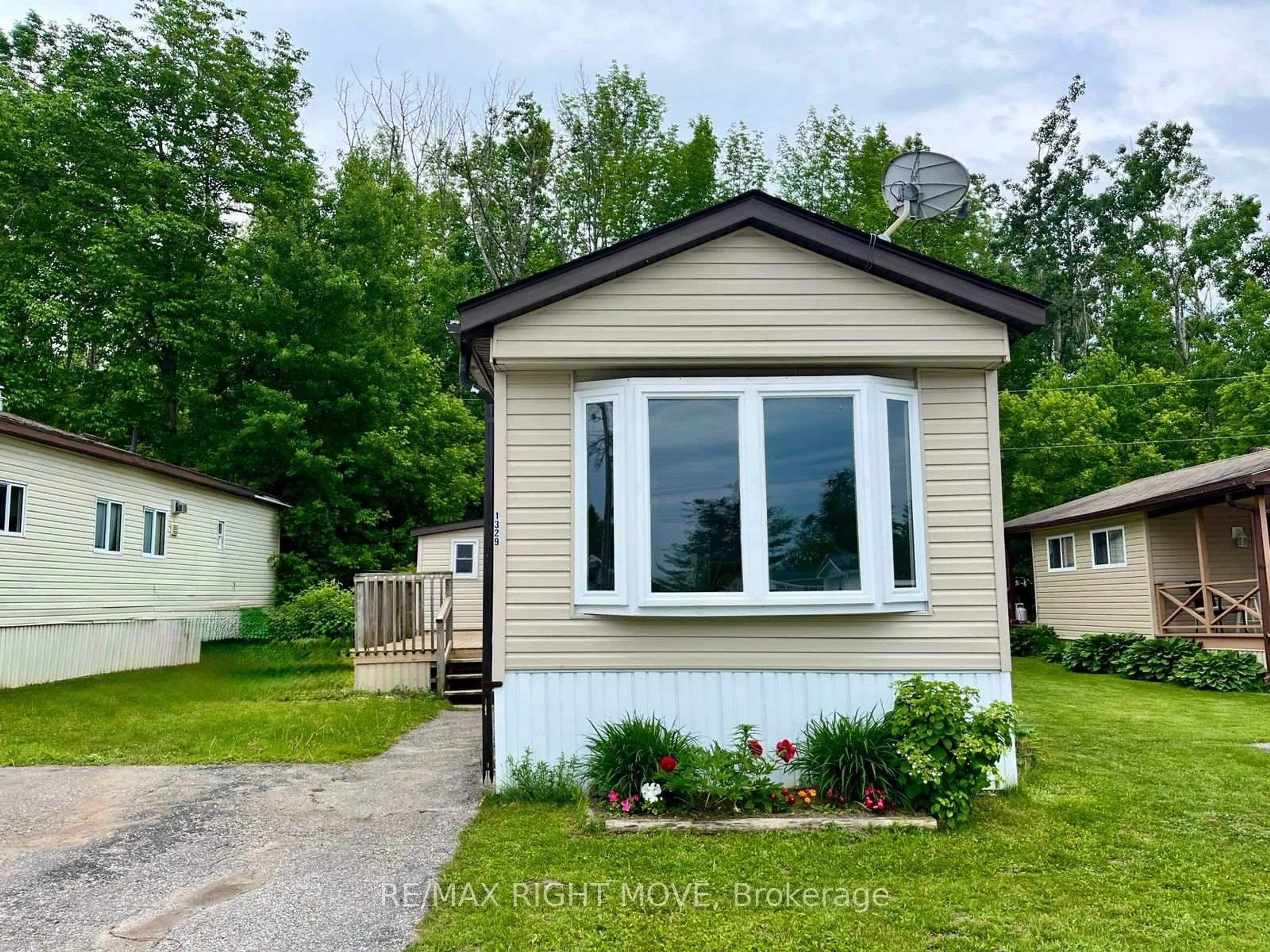 Home with vinyl exterior material, water/lake/river/ocean view for 1329 Hilltop Rd, Severn Ontario L3V 0V1