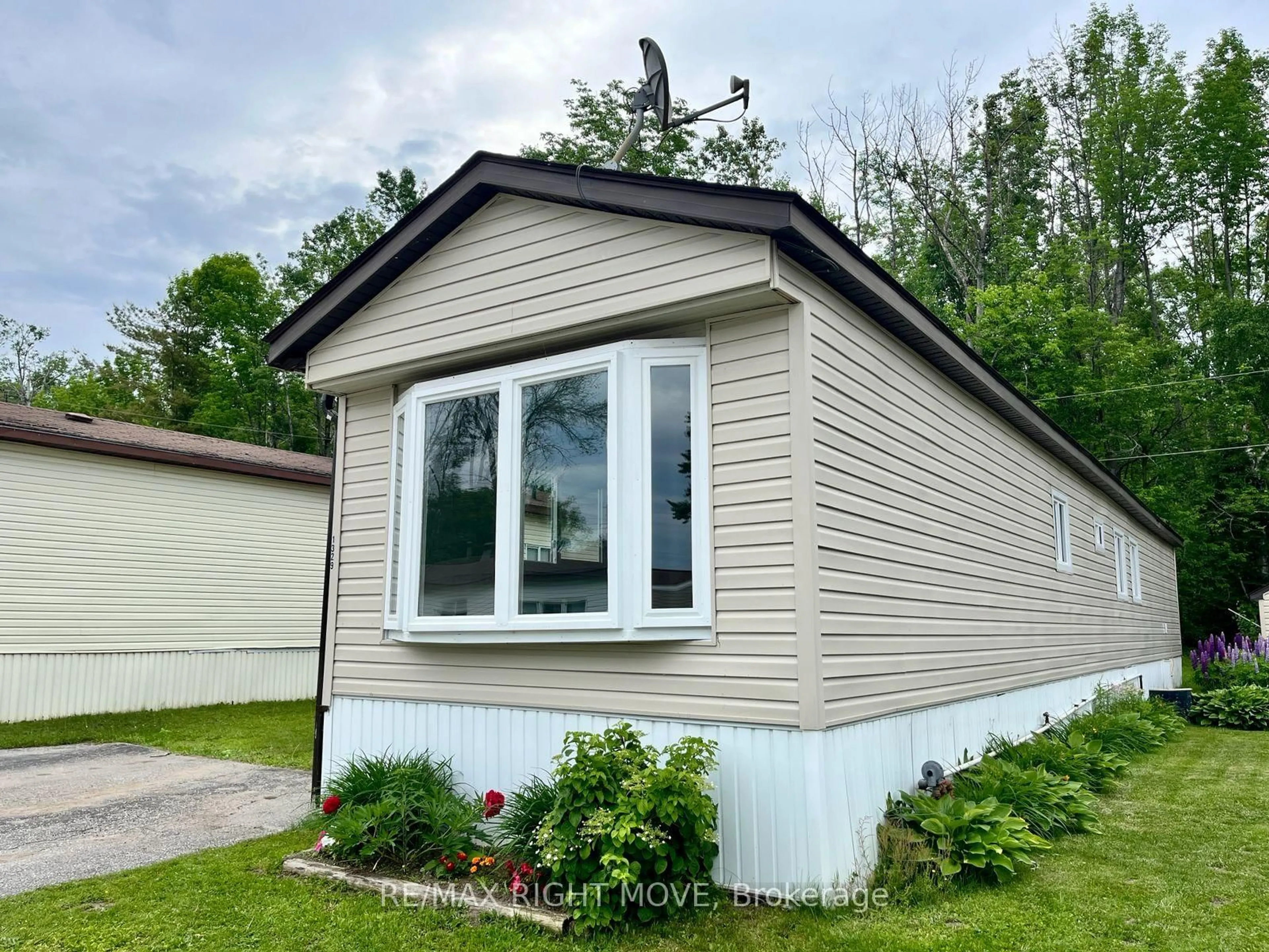 Home with vinyl exterior material, street for 1329 Hilltop Rd, Severn Ontario L3V 0V1