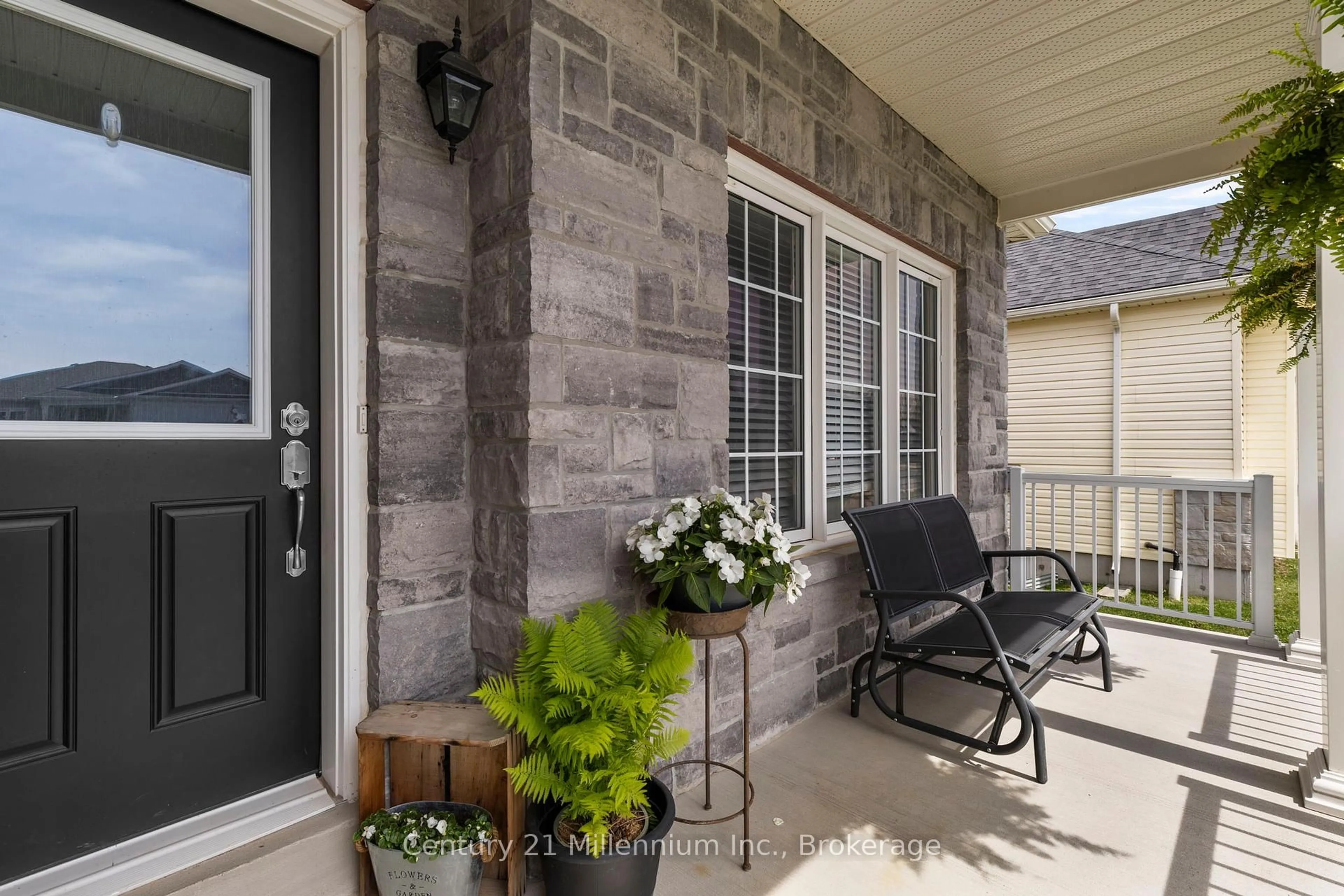 Indoor entryway for 14 Drysdale Dr, Springwater Ontario L0L 1P0