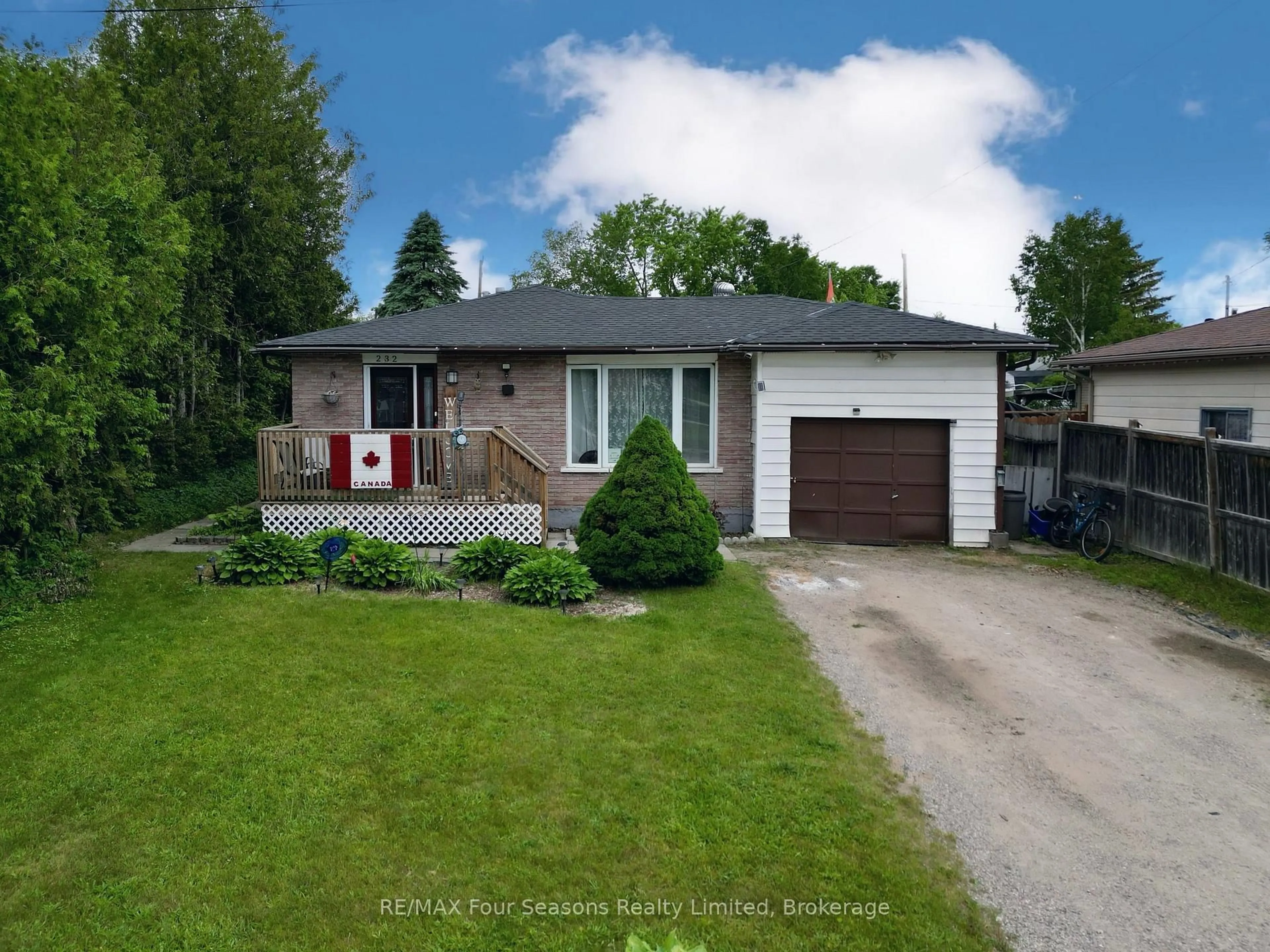 A pic from outside/outdoor area/front of a property/back of a property/a pic from drone, street for 232 East St, Clearview Ontario L0M 1S0