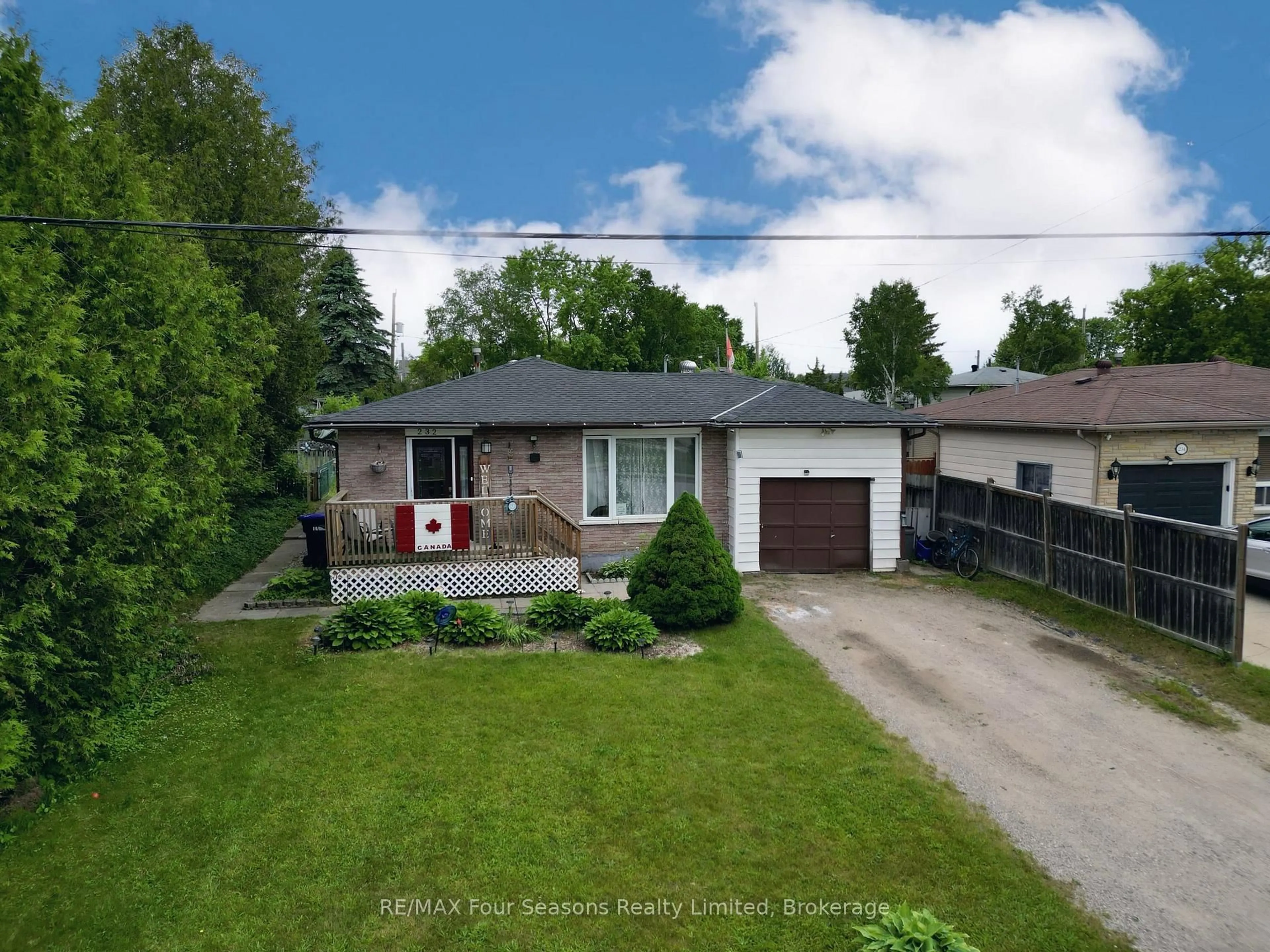 A pic from outside/outdoor area/front of a property/back of a property/a pic from drone, street for 232 East St, Clearview Ontario L0M 1S0