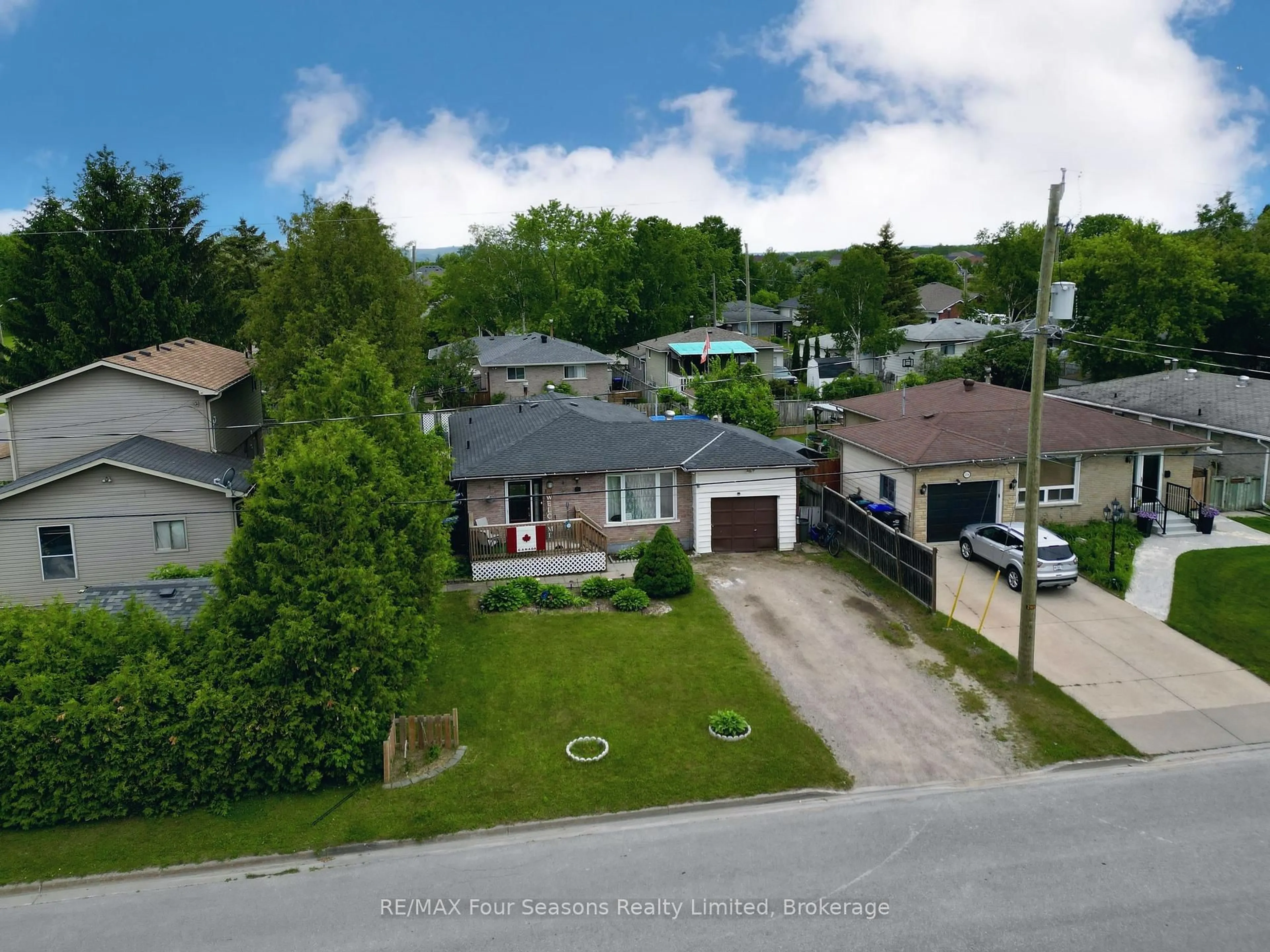 A pic from outside/outdoor area/front of a property/back of a property/a pic from drone, street for 232 East St, Clearview Ontario L0M 1S0