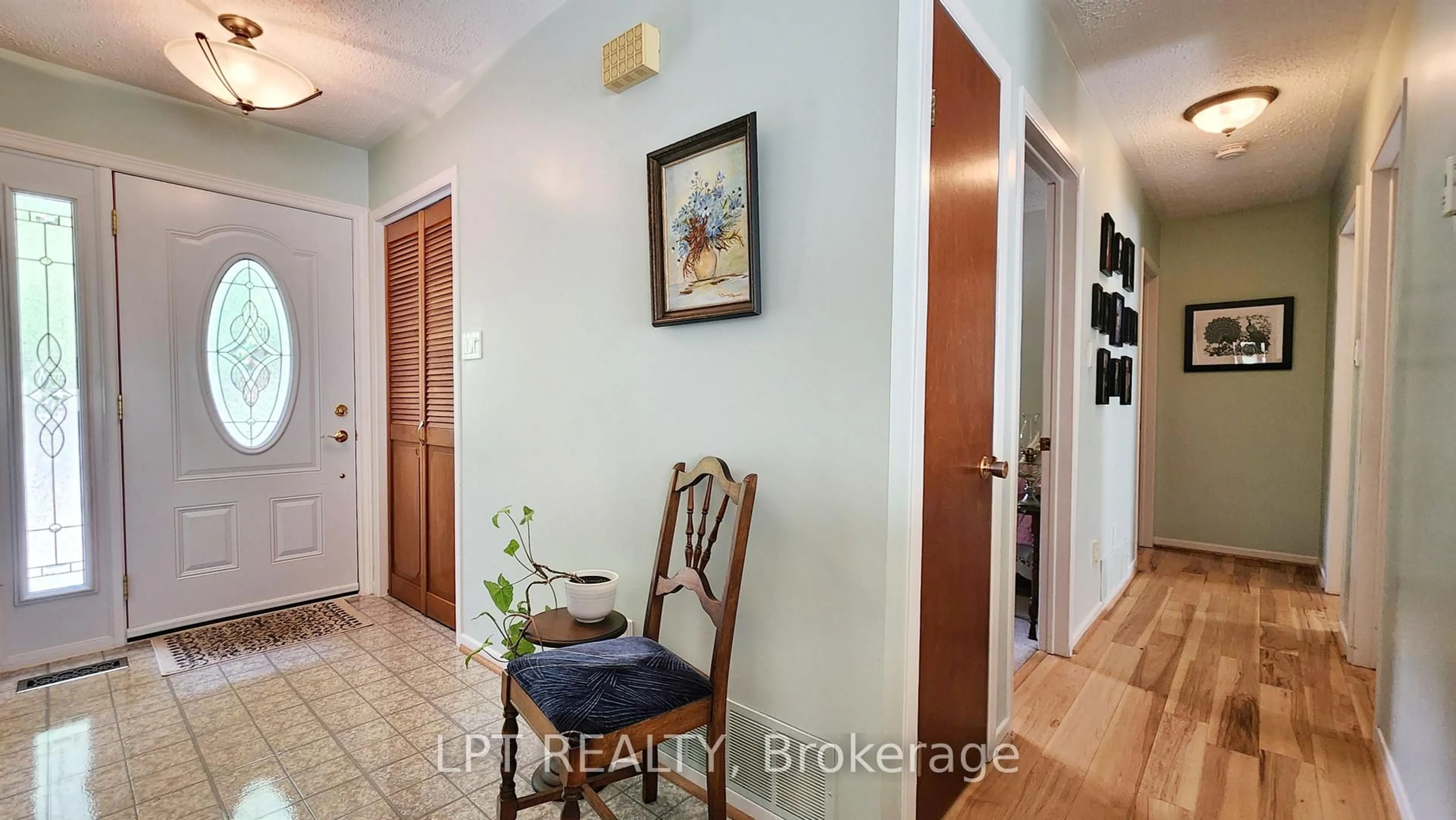 Indoor entryway for 32 Luella Blvd, Springwater Ontario L9X 0W8