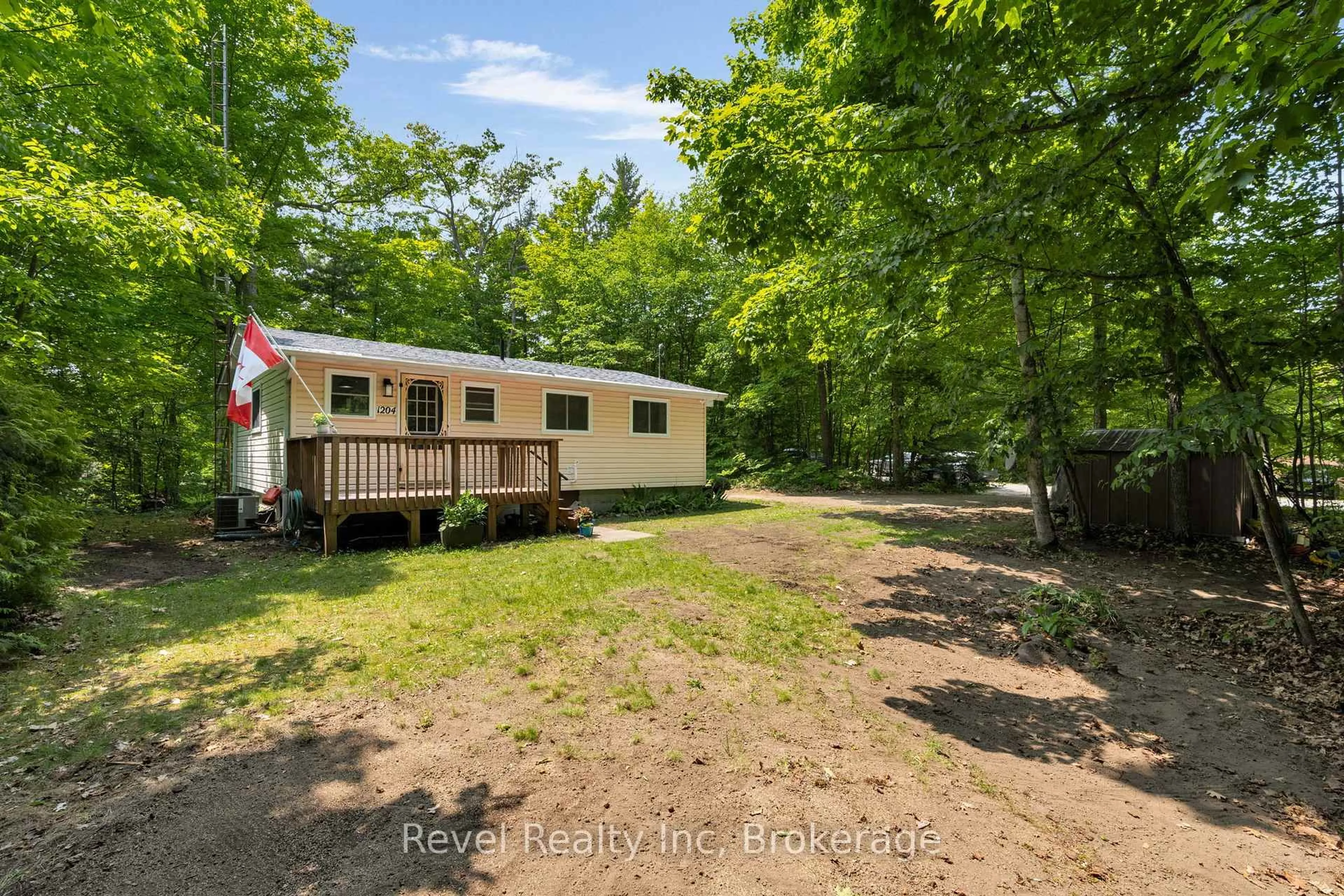 A pic from outside/outdoor area/front of a property/back of a property/a pic from drone, unknown for 1204 Tiny Beaches Rd, Tiny Ontario L9M 0H7