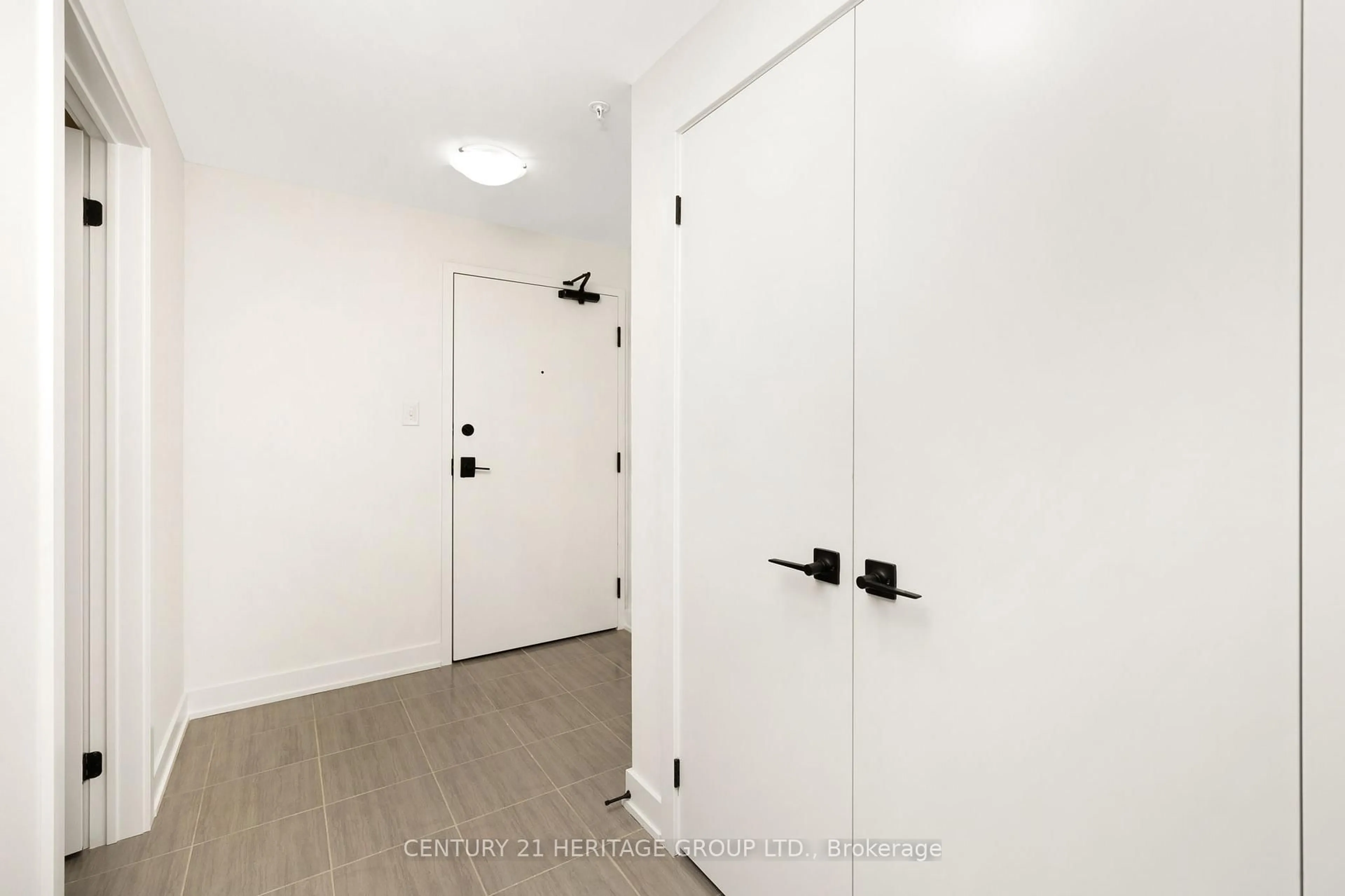 Indoor entryway for 1 Chef Lane #402, Barrie Ontario L9J 0T1
