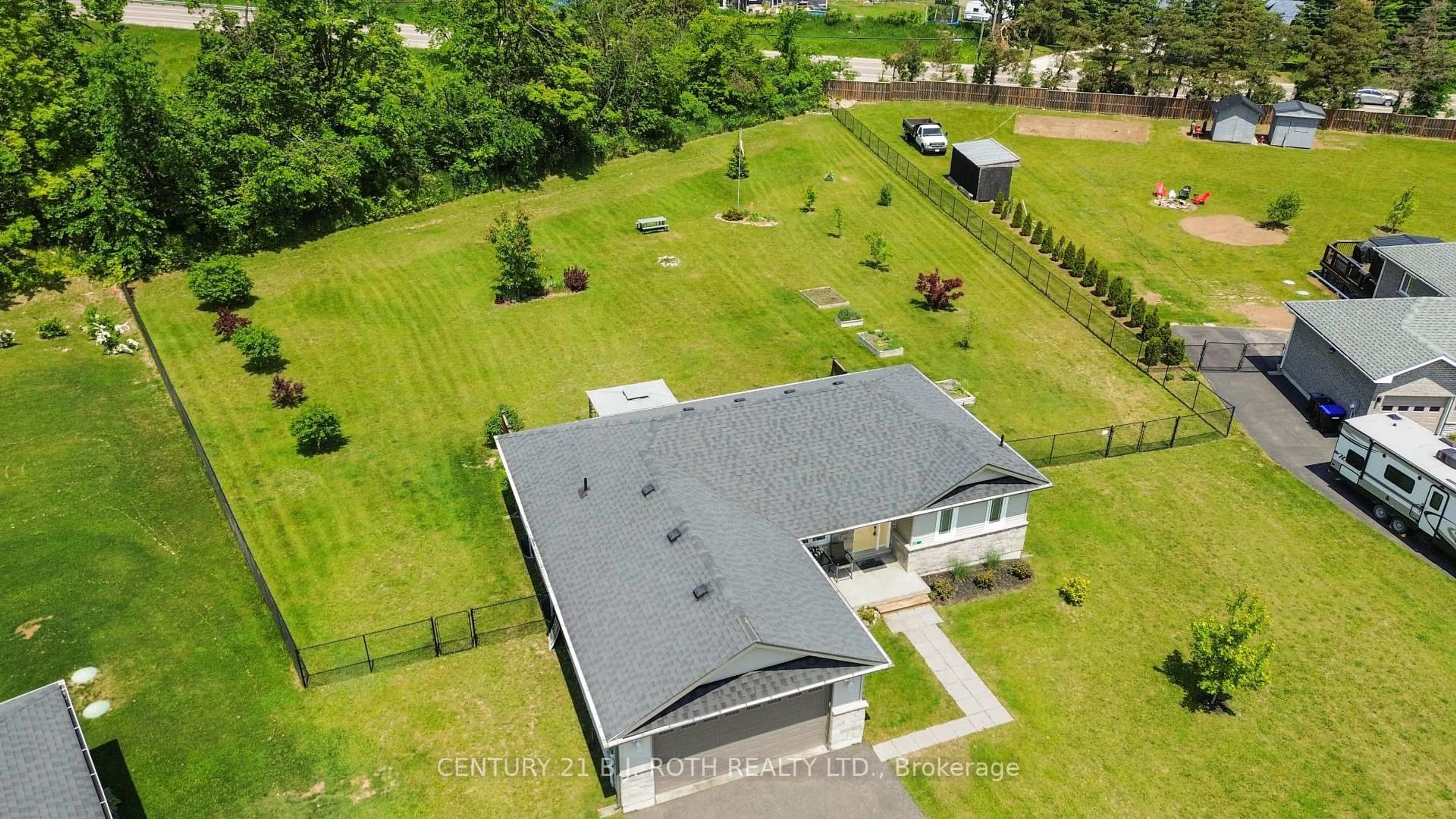 A pic from outside/outdoor area/front of a property/back of a property/a pic from drone, building for 35 Grace Cres, Oro-Medonte Ontario L3V 8N6