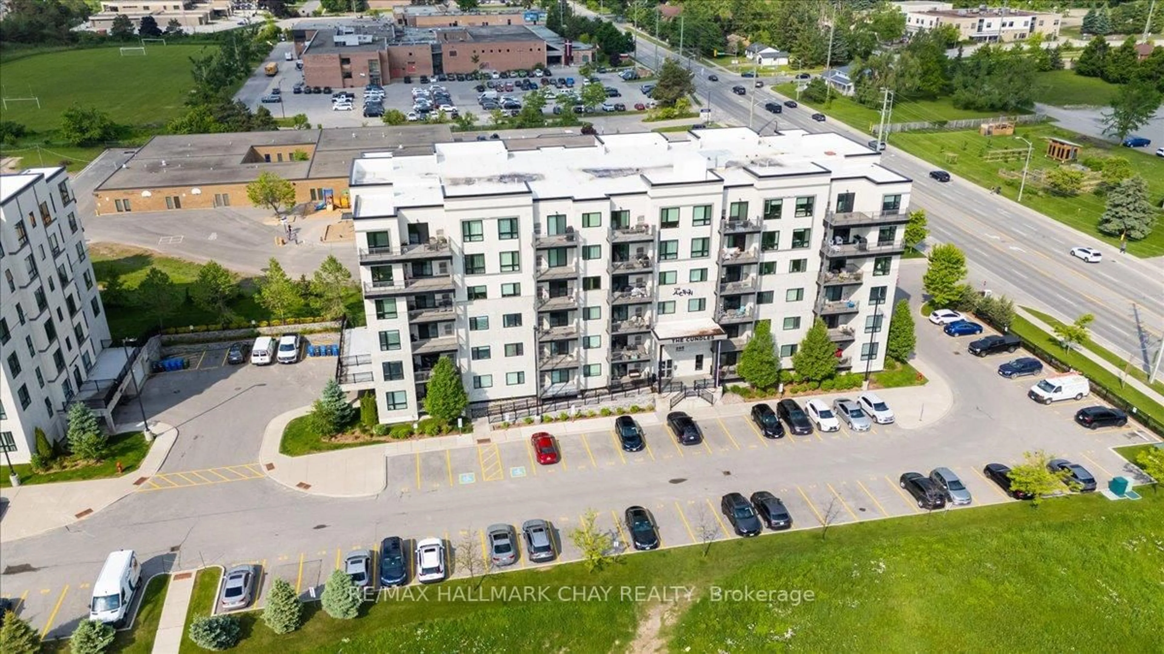 A pic from outside/outdoor area/front of a property/back of a property/a pic from drone, building for 295 Cundles Rd #404, Barrie Ontario L4M 0K8