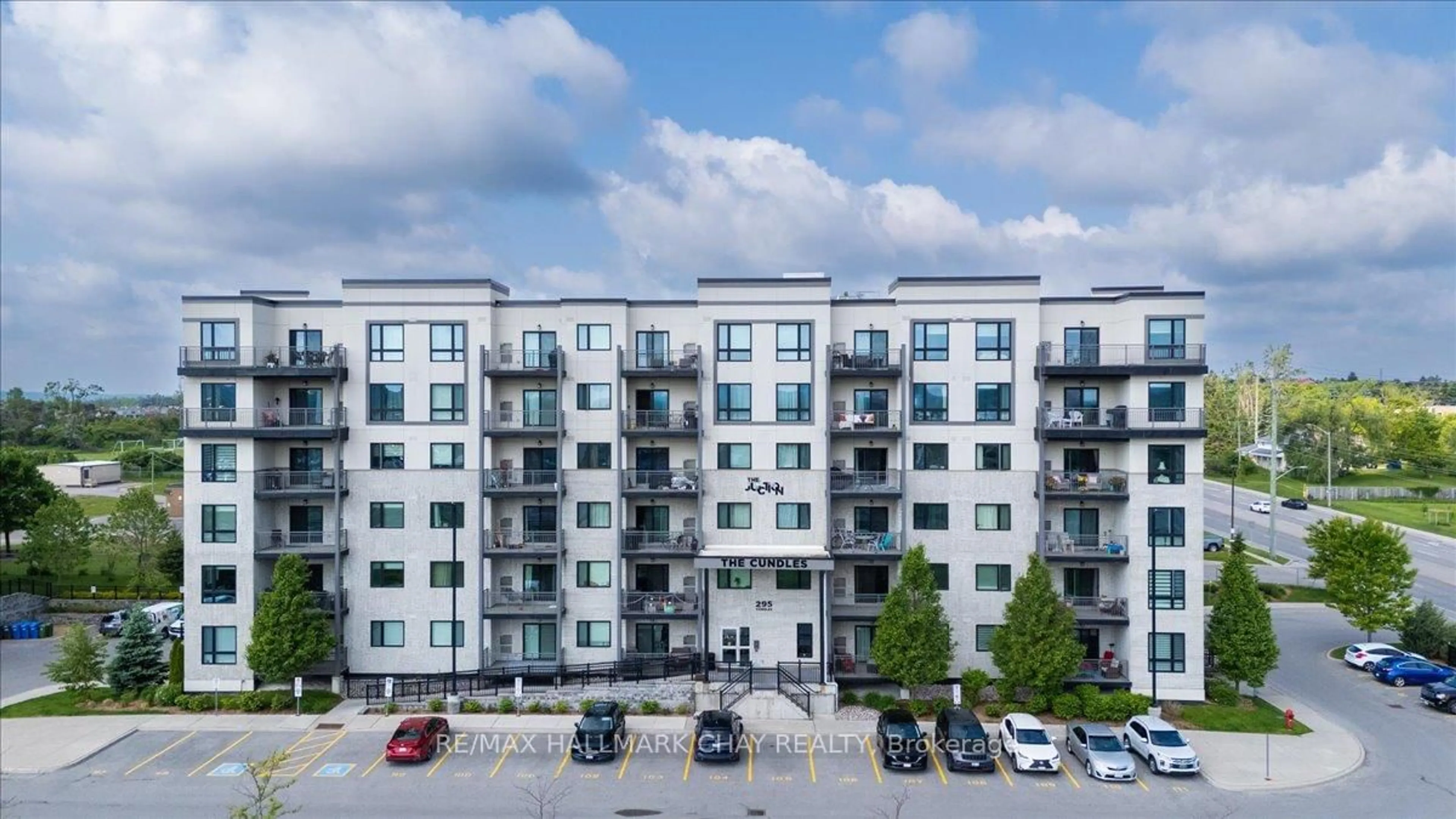 A pic from outside/outdoor area/front of a property/back of a property/a pic from drone, building for 295 Cundles Rd #404, Barrie Ontario L4M 0K8
