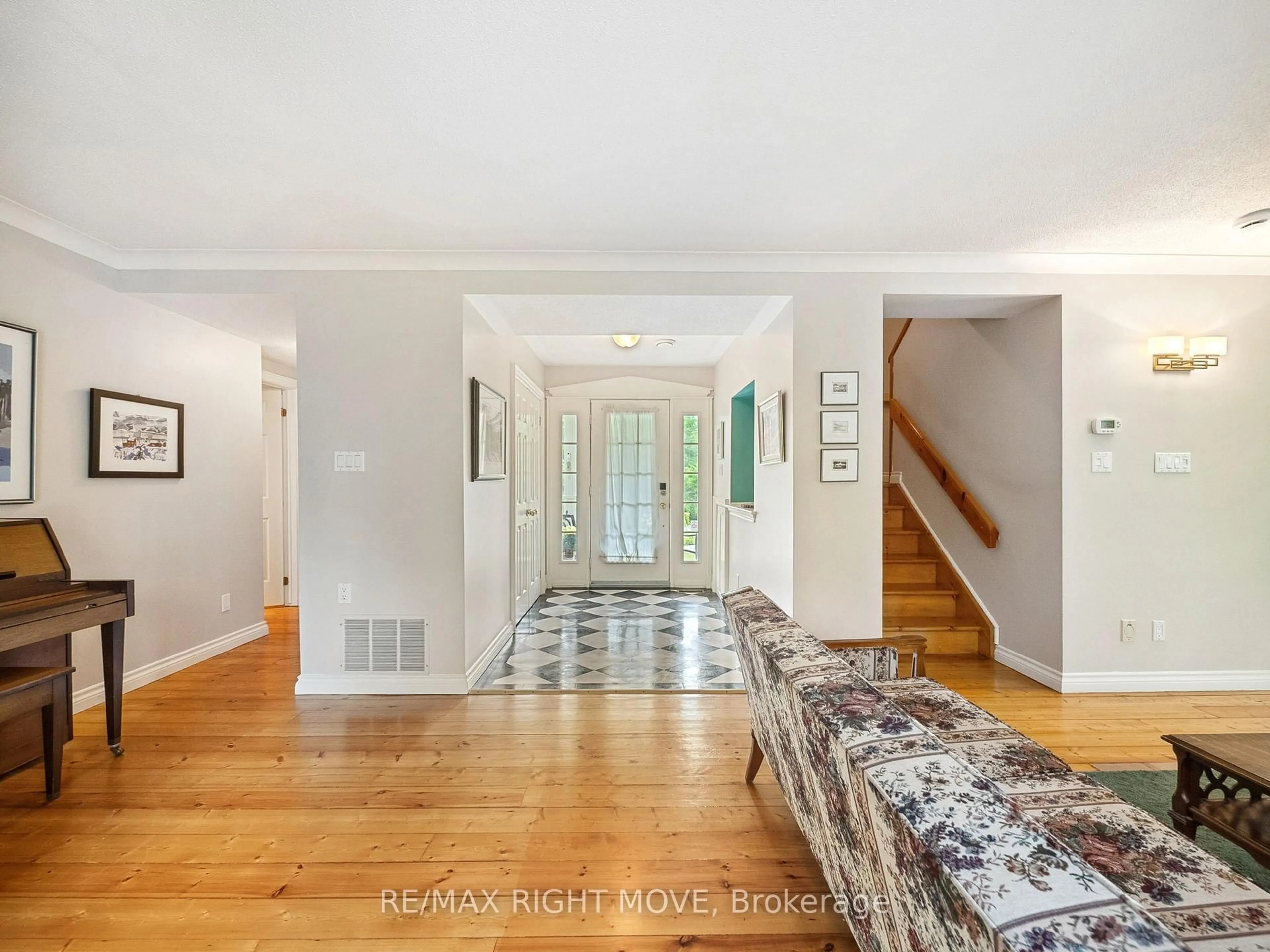 Indoor entryway for 7736 Riverleigh Dr, Ramara Ontario L0K 2B0