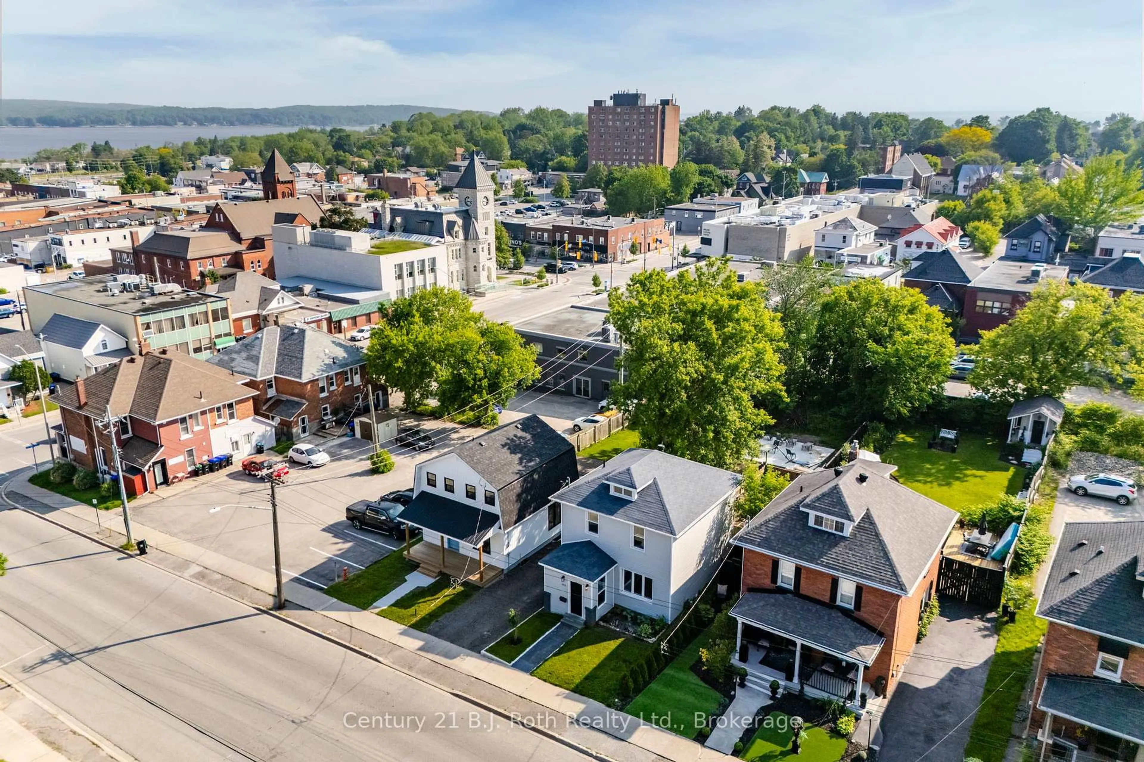 A pic from outside/outdoor area/front of a property/back of a property/a pic from drone, street for 339 First St, Midland Ontario L4R 3P3