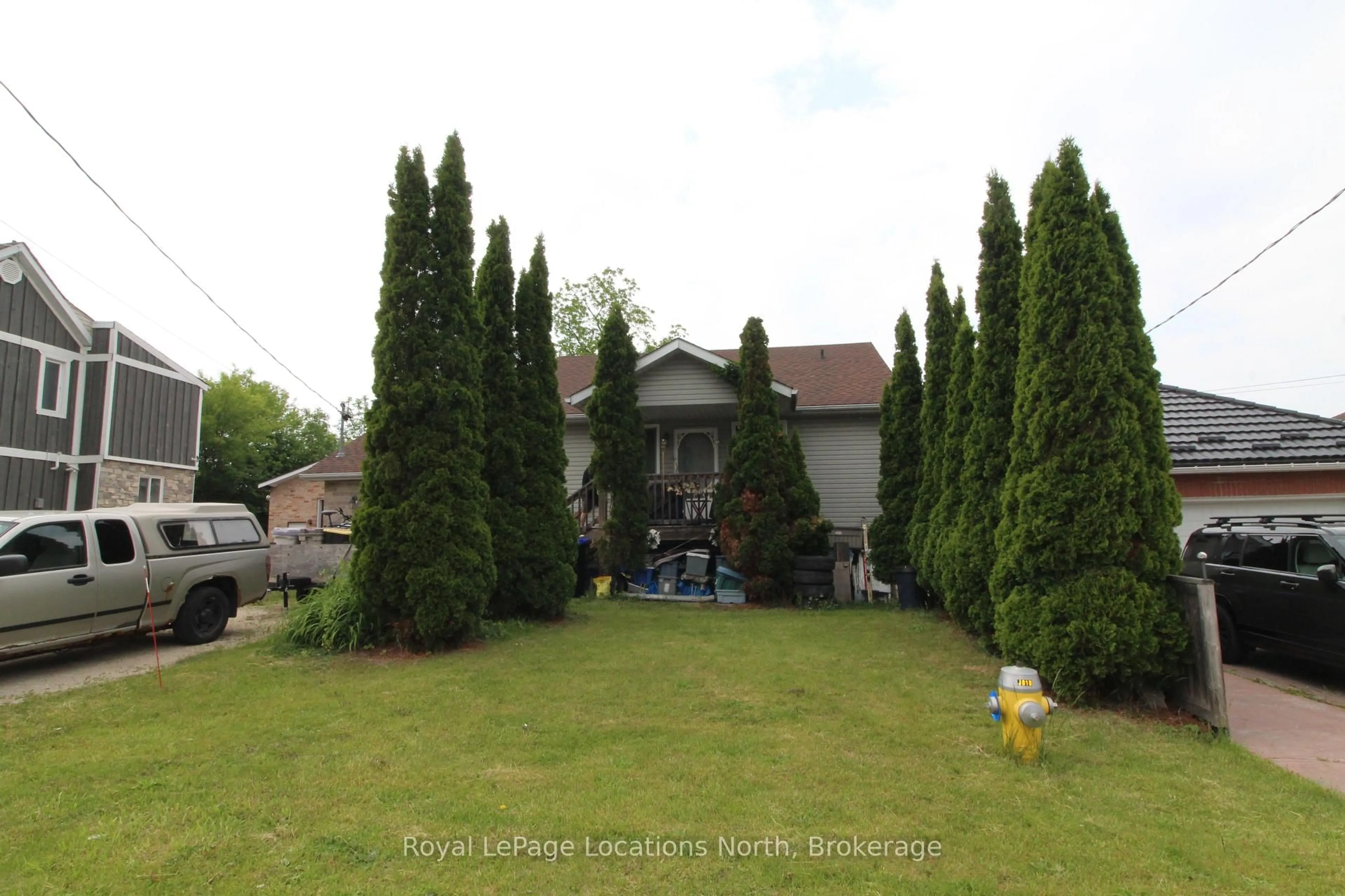 A pic from outside/outdoor area/front of a property/back of a property/a pic from drone, street for 113 Erie St, Collingwood Ontario L9Y 1P5