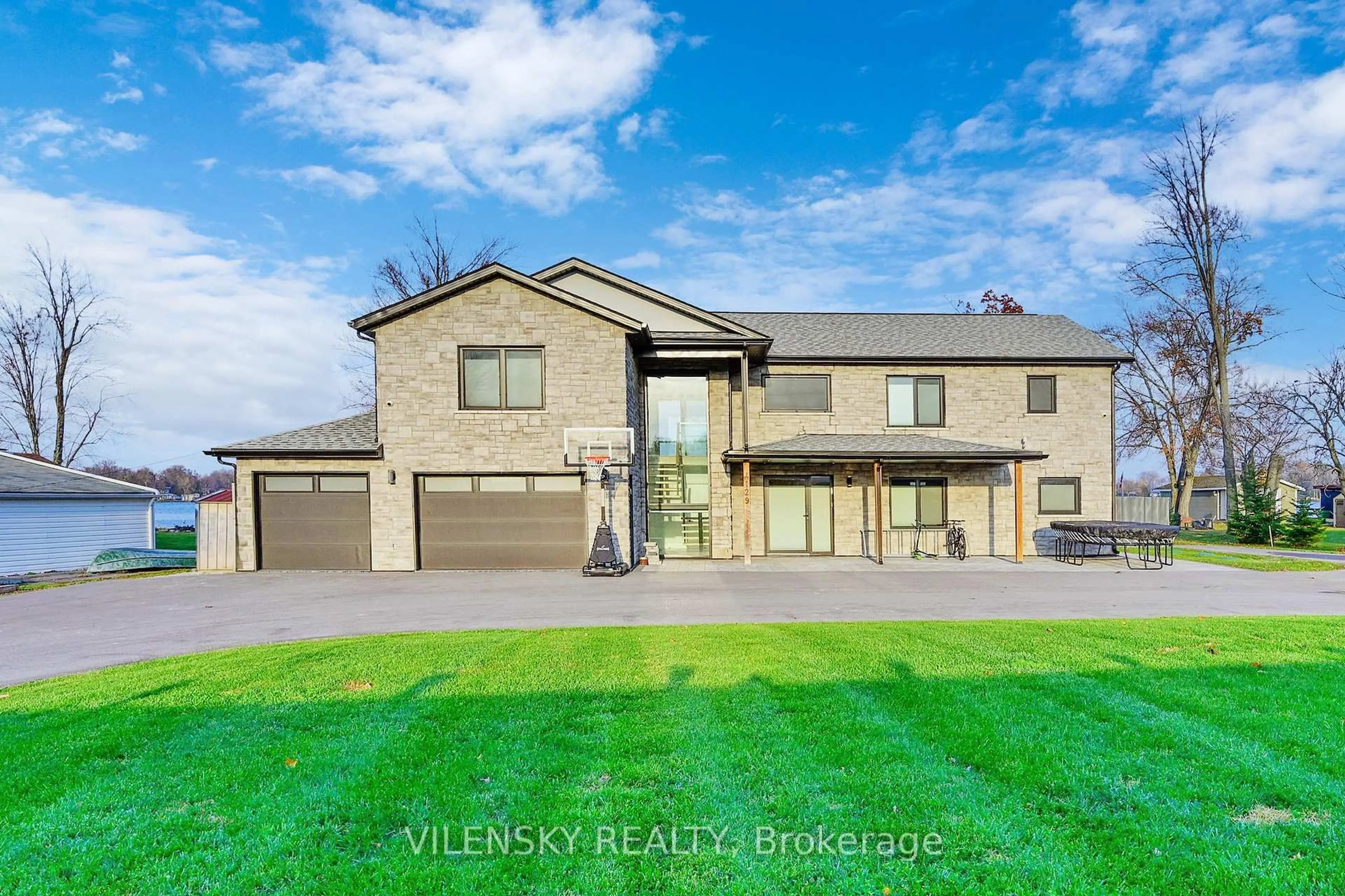 A pic from outside/outdoor area/front of a property/back of a property/a pic from drone, building for 4129 Bayview Ave, Ramara Ontario L3V 6H7