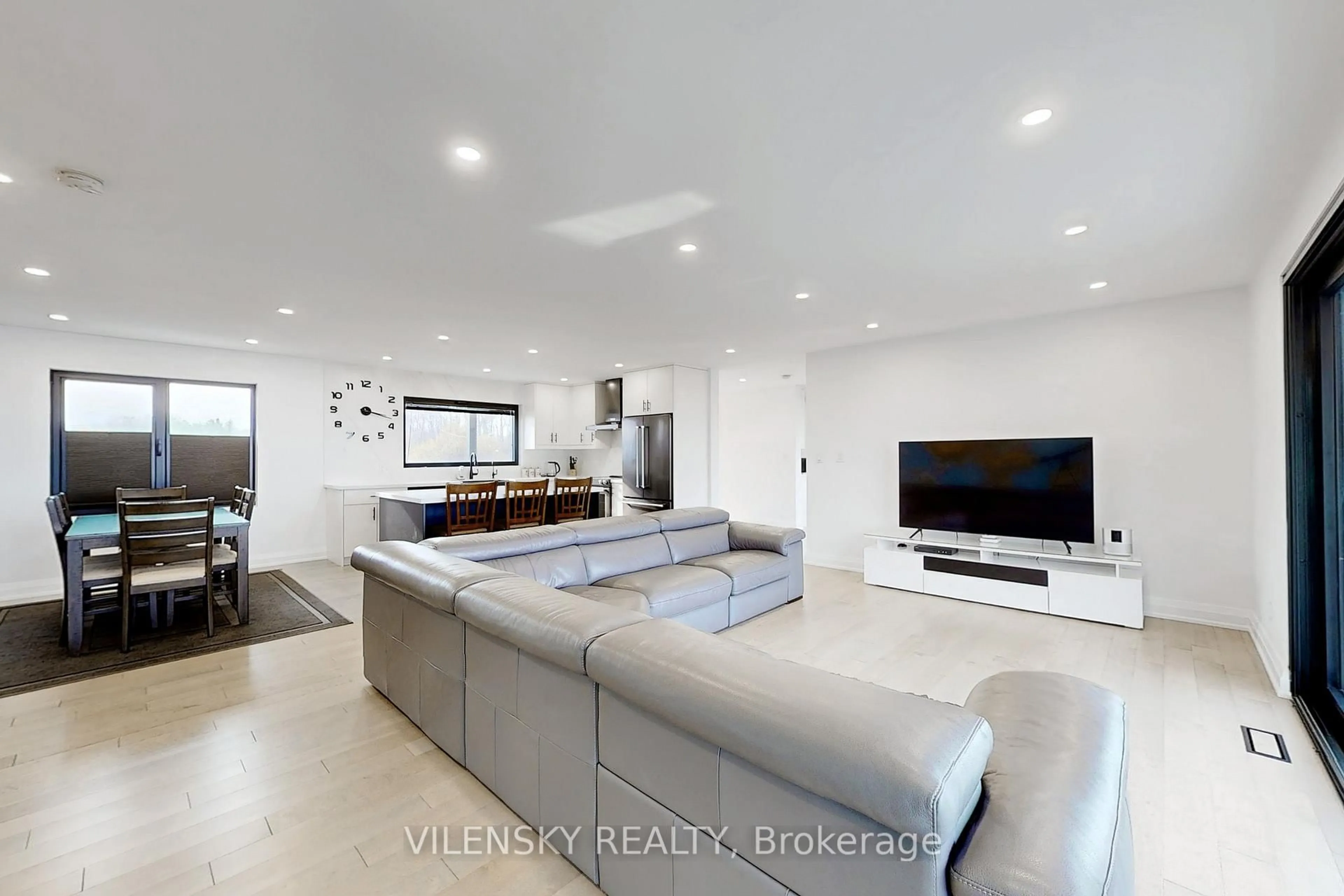 Home theater for 4129 Bayview Ave, Ramara Ontario L3V 6H7