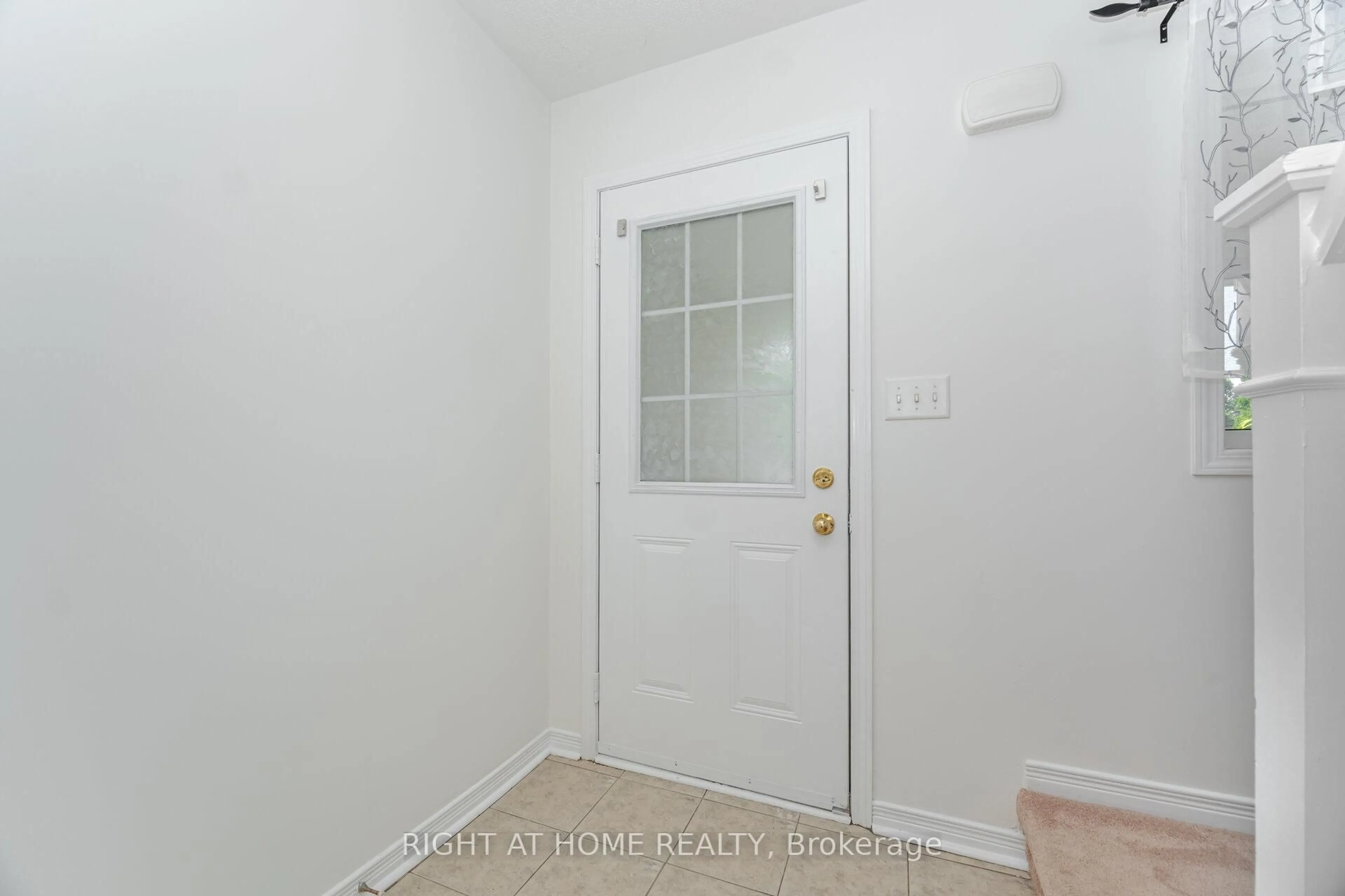Indoor entryway for 23 Peartree Crt, Barrie Ontario L4N 6N7