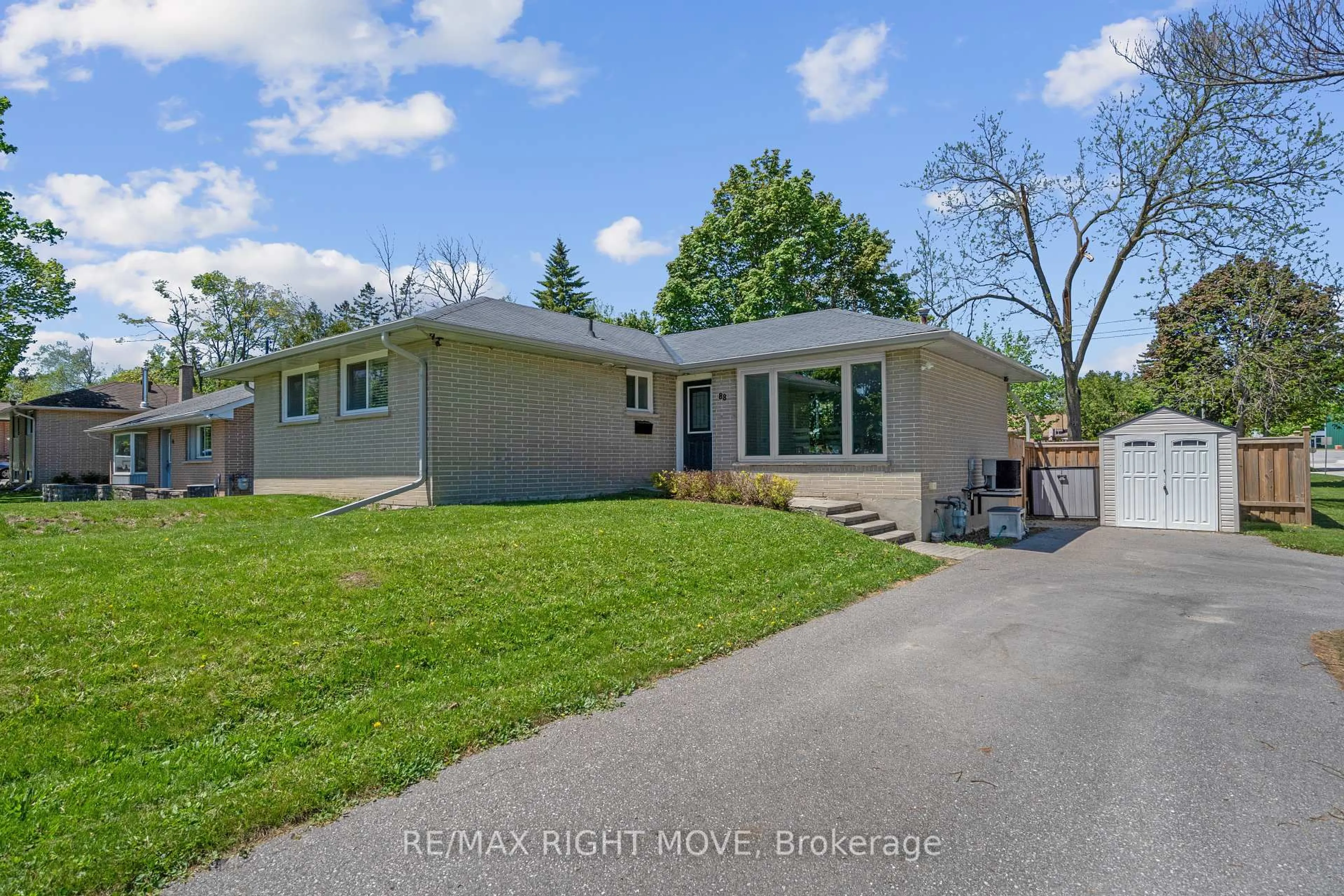 A pic from outside/outdoor area/front of a property/back of a property/a pic from drone, street for 88 Rose St, Barrie Ontario L4M 2T2