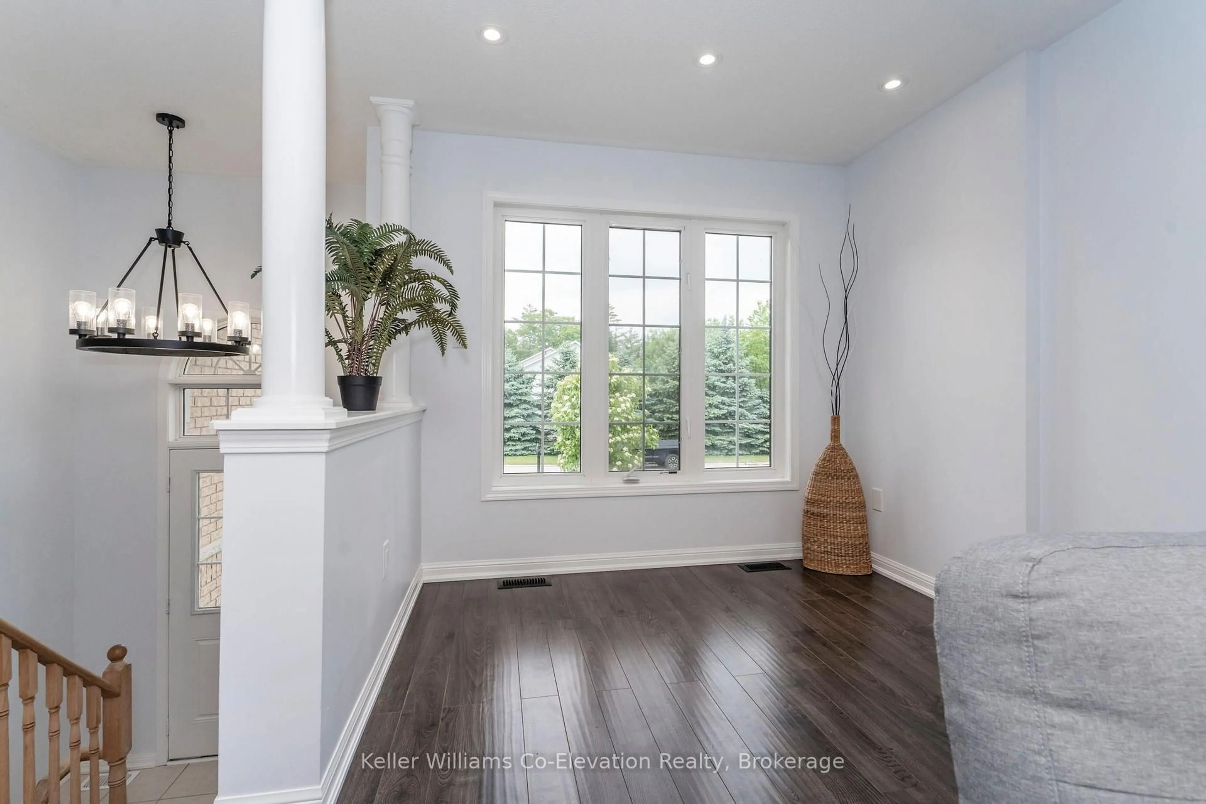 Indoor entryway for 92 Wesley Ave, Wasaga Beach Ontario L9Z 0B9