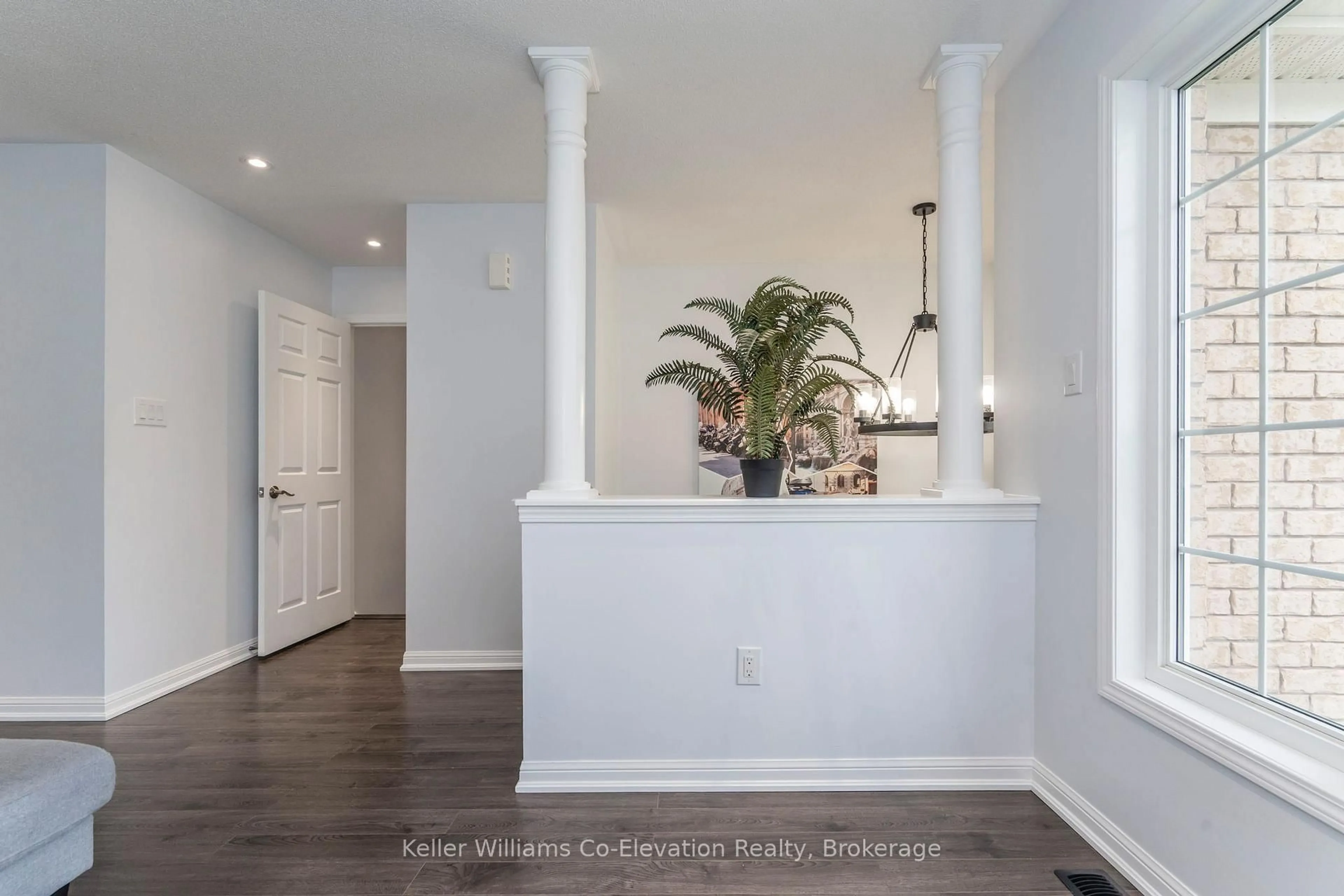 Indoor entryway for 92 Wesley Ave, Wasaga Beach Ontario L9Z 0B9