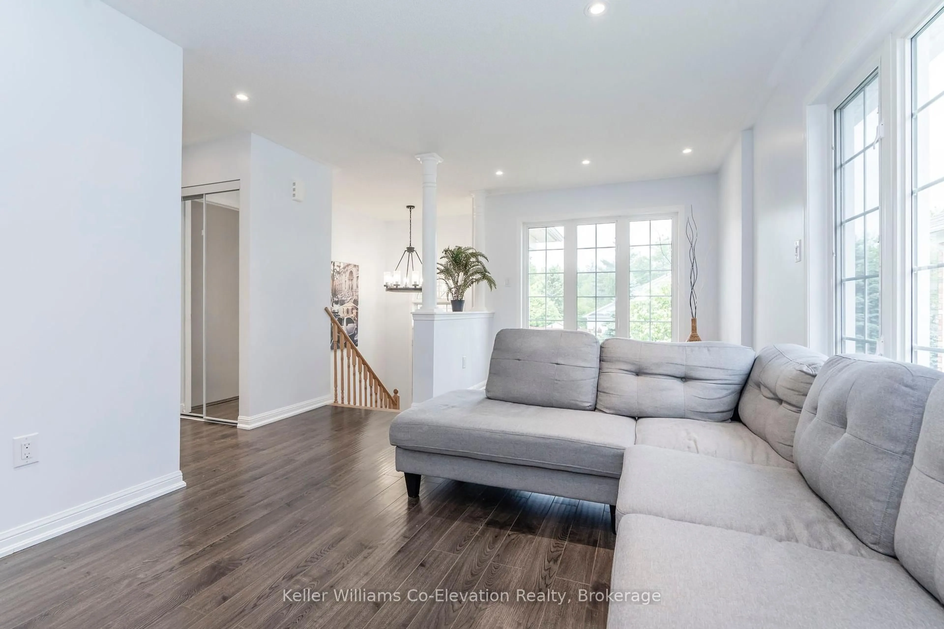 Living room with furniture, wood/laminate floor for 92 Wesley Ave, Wasaga Beach Ontario L9Z 0B9