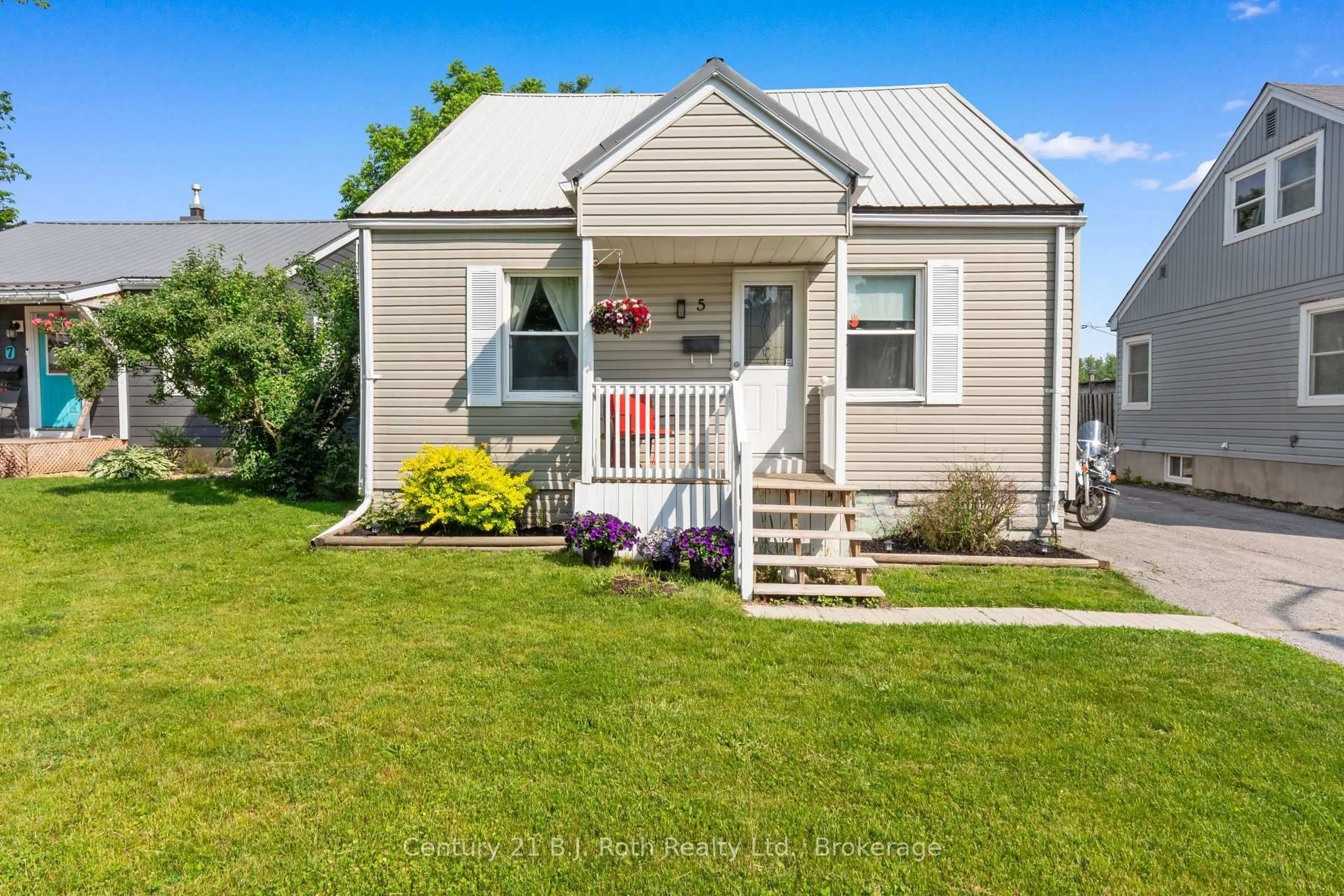 Home with vinyl exterior material, street for 5 Albany Ave, Orillia Ontario L3V 2T2